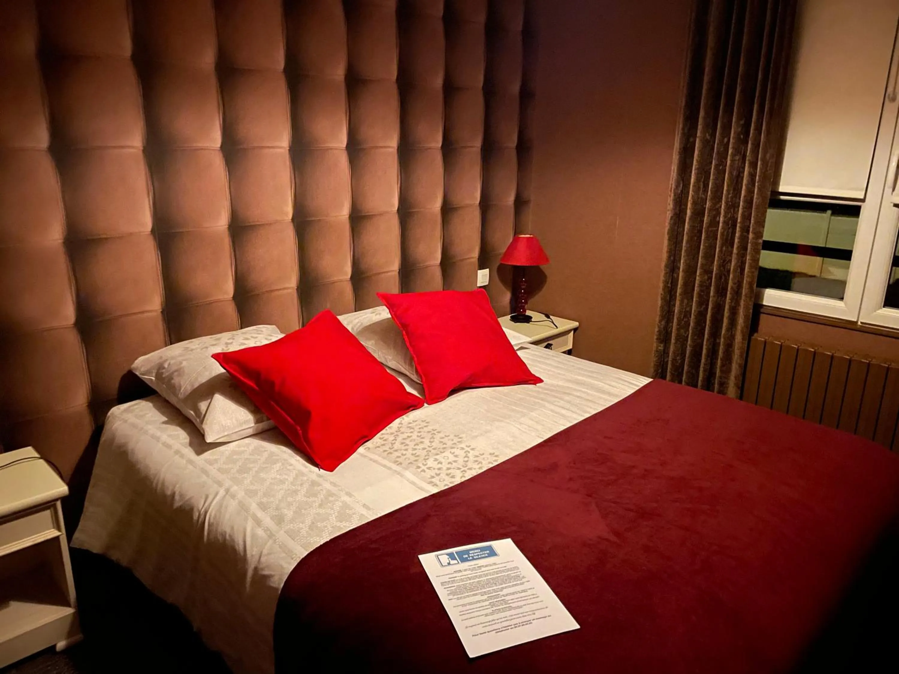 Bed in Les 3 rois by YY