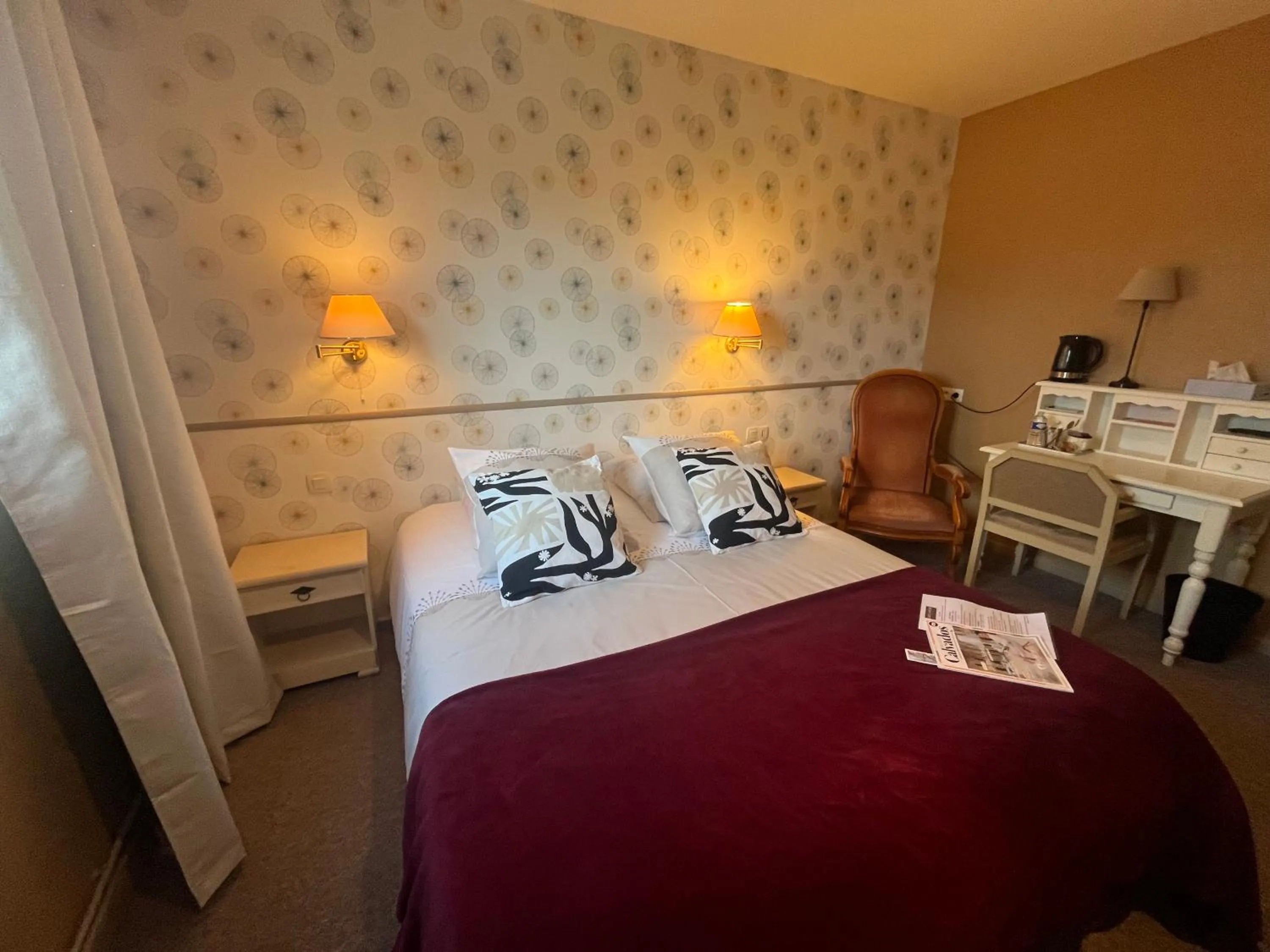 Bedroom, Bed in Les 3 rois by YY