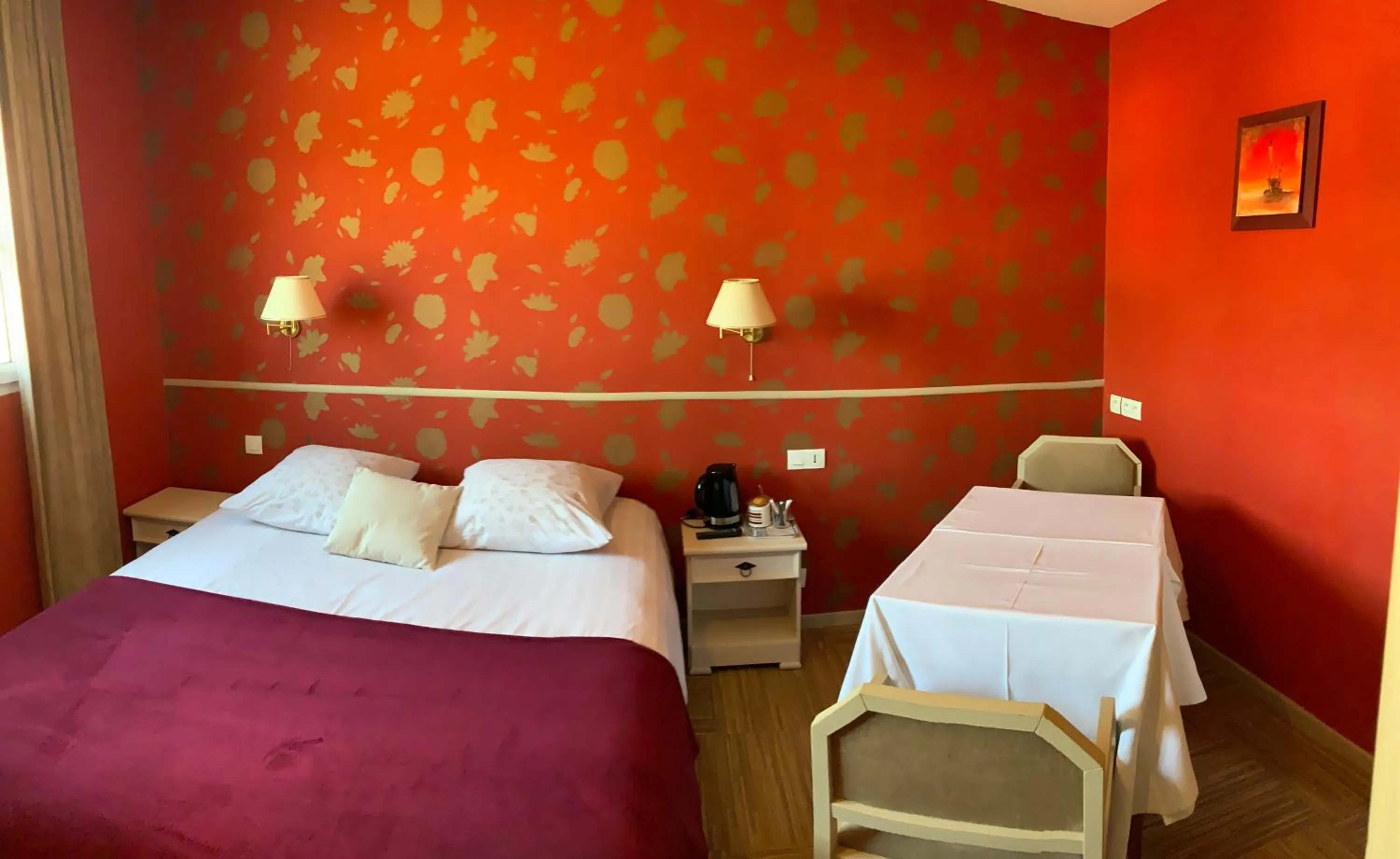 Bed in Les 3 rois by YY