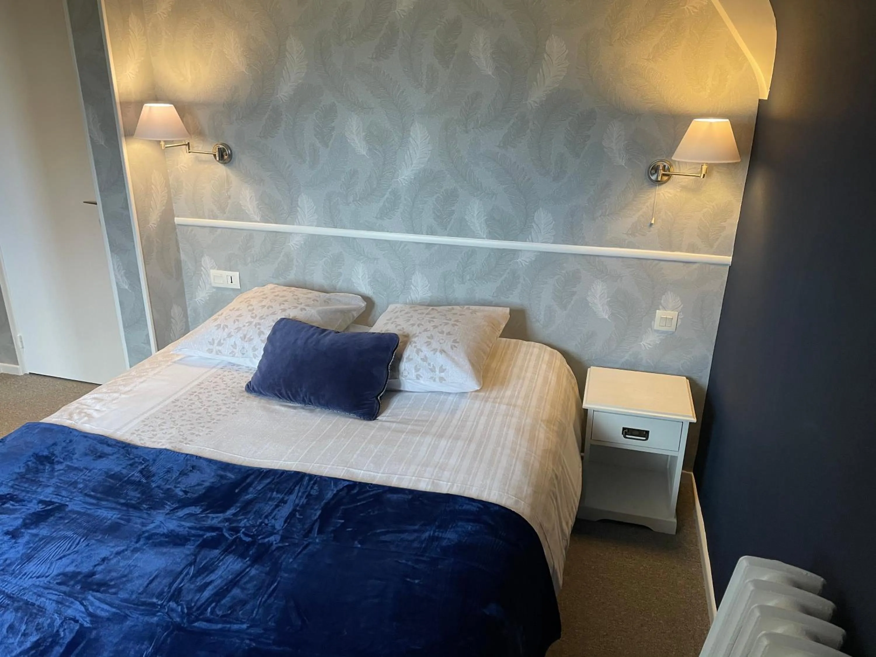 Bed in Les 3 rois by YY