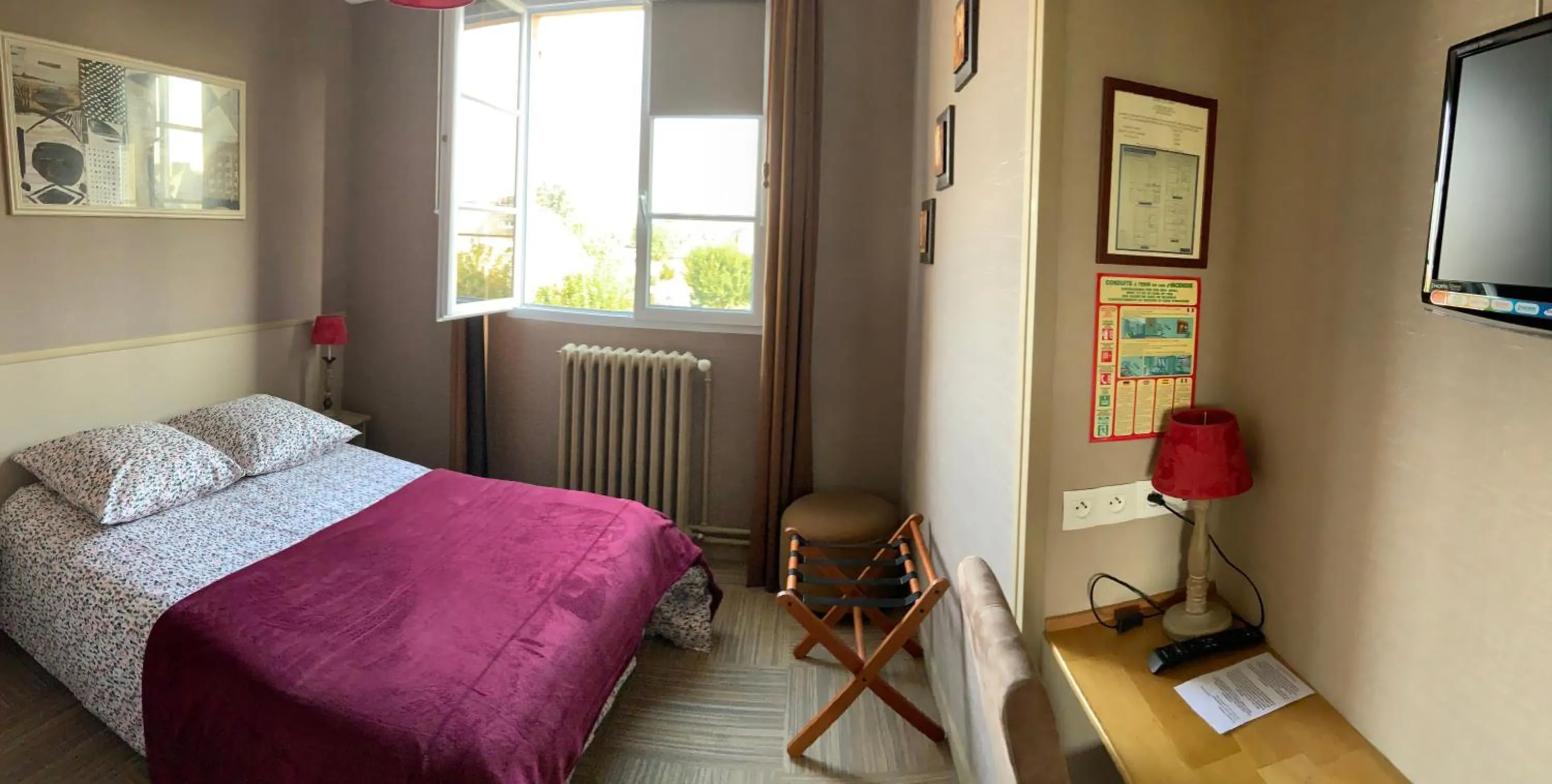 Bed in Les 3 rois by YY