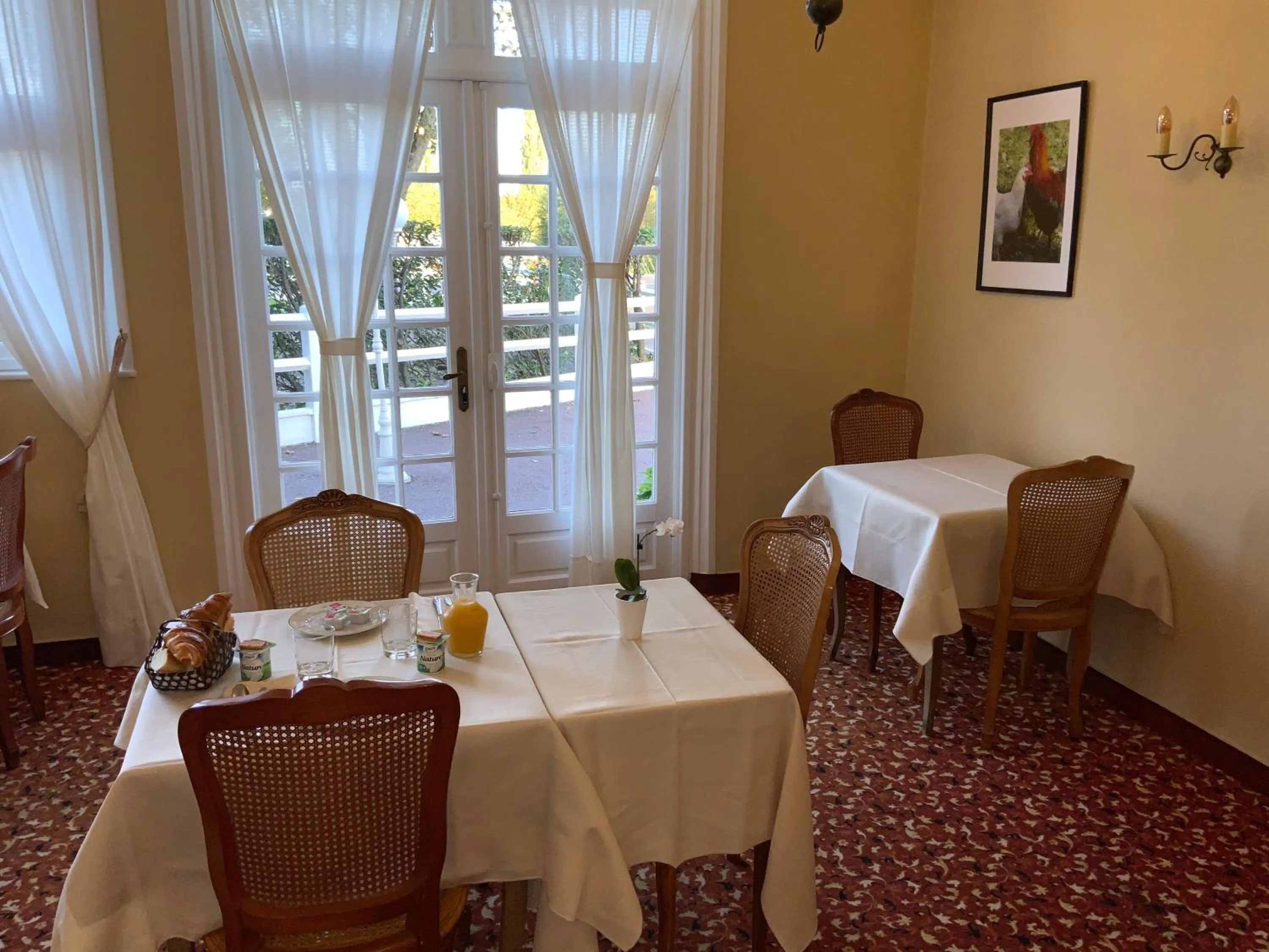 Breakfast in Les 3 rois by YY