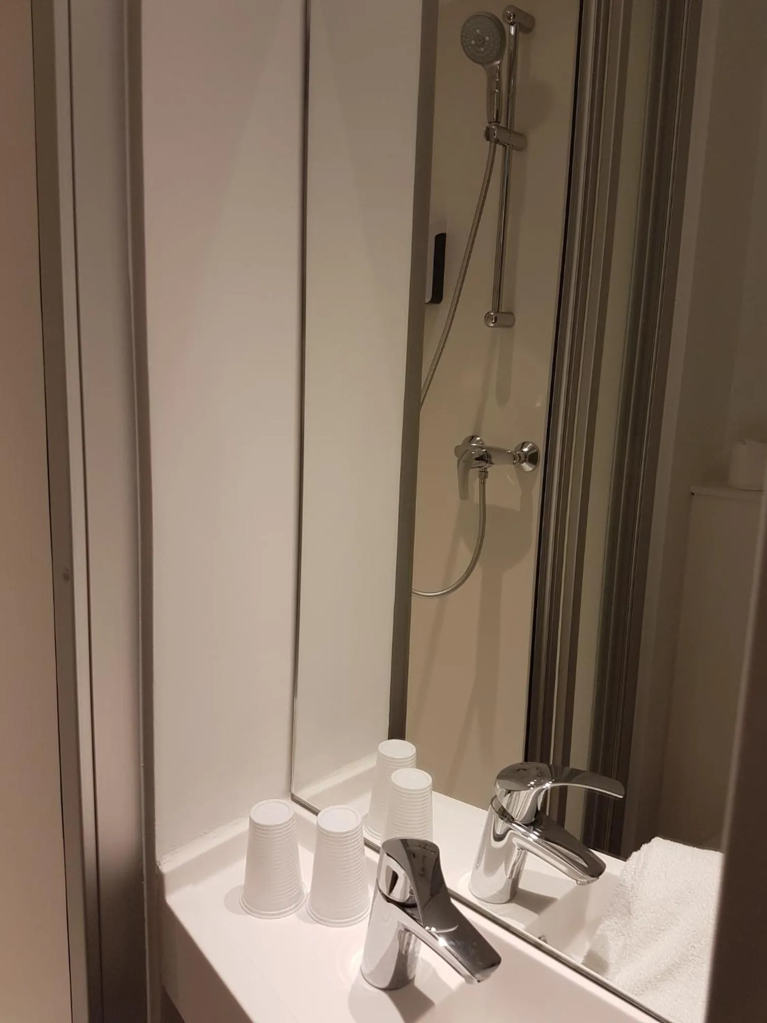 Toilet in hotelF1 Lyon Saint Priest