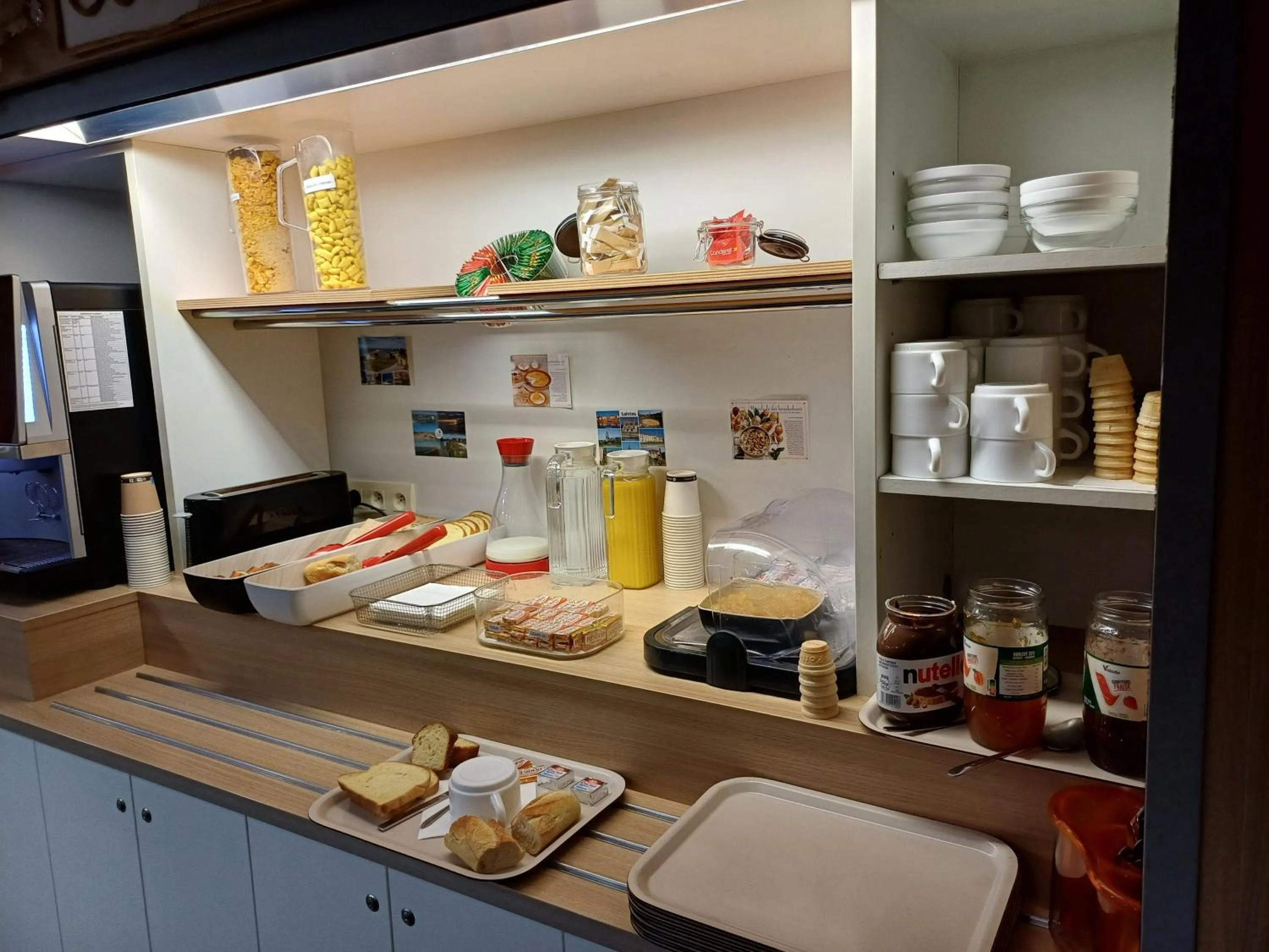 Breakfast in Unisotel Saintes Ex F1