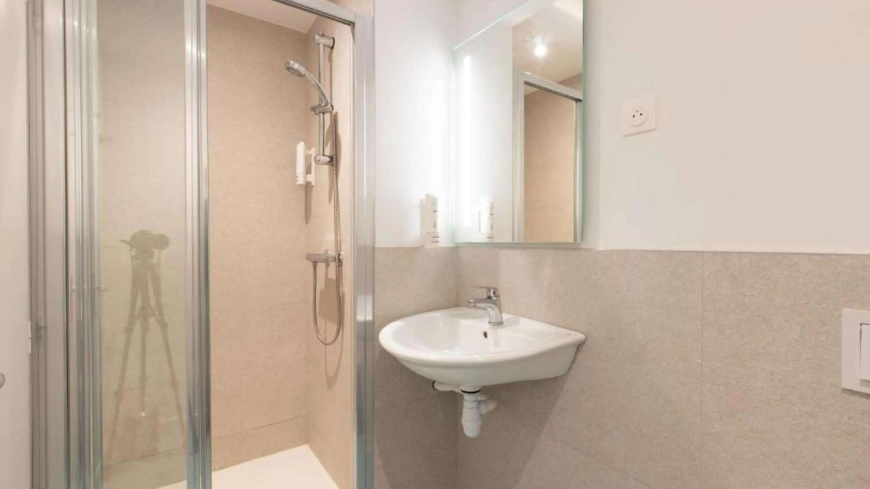 Bedroom in Kyriad Direct Dijon Sud - Chenove