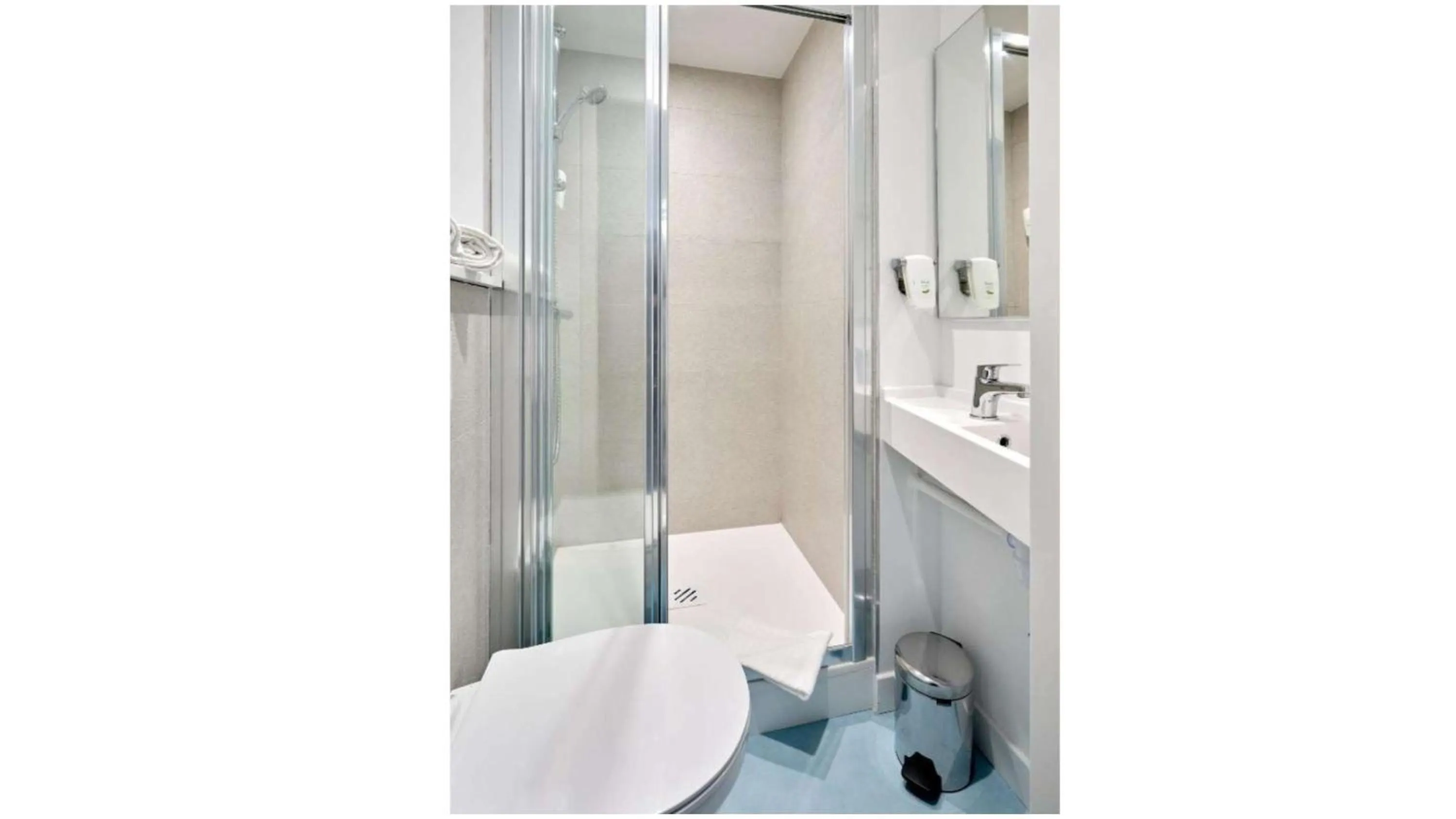 Bathroom in Kyriad Direct Dijon Sud - Chenove