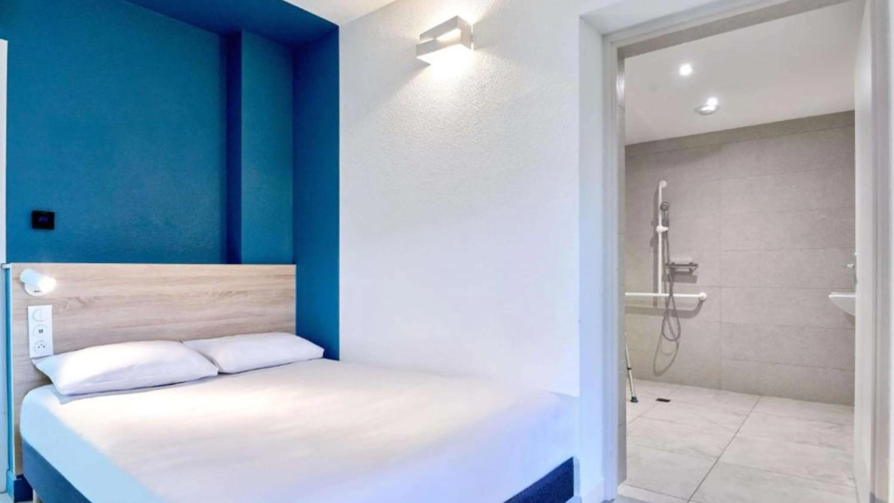 Bedroom, Bed in Kyriad Direct Dijon Sud - Chenove