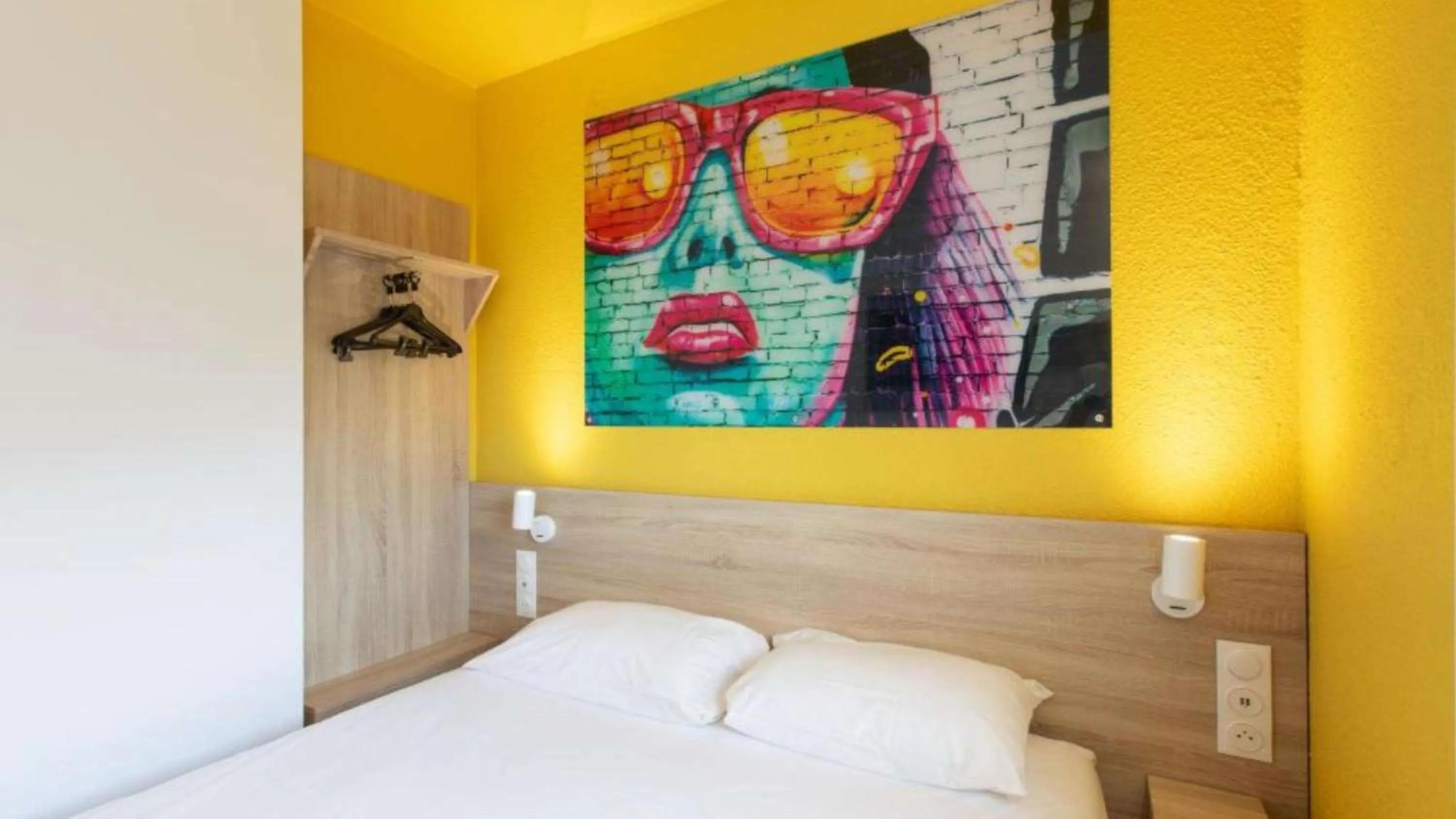 Bedroom, Bed in Kyriad Direct Dijon Sud - Chenove