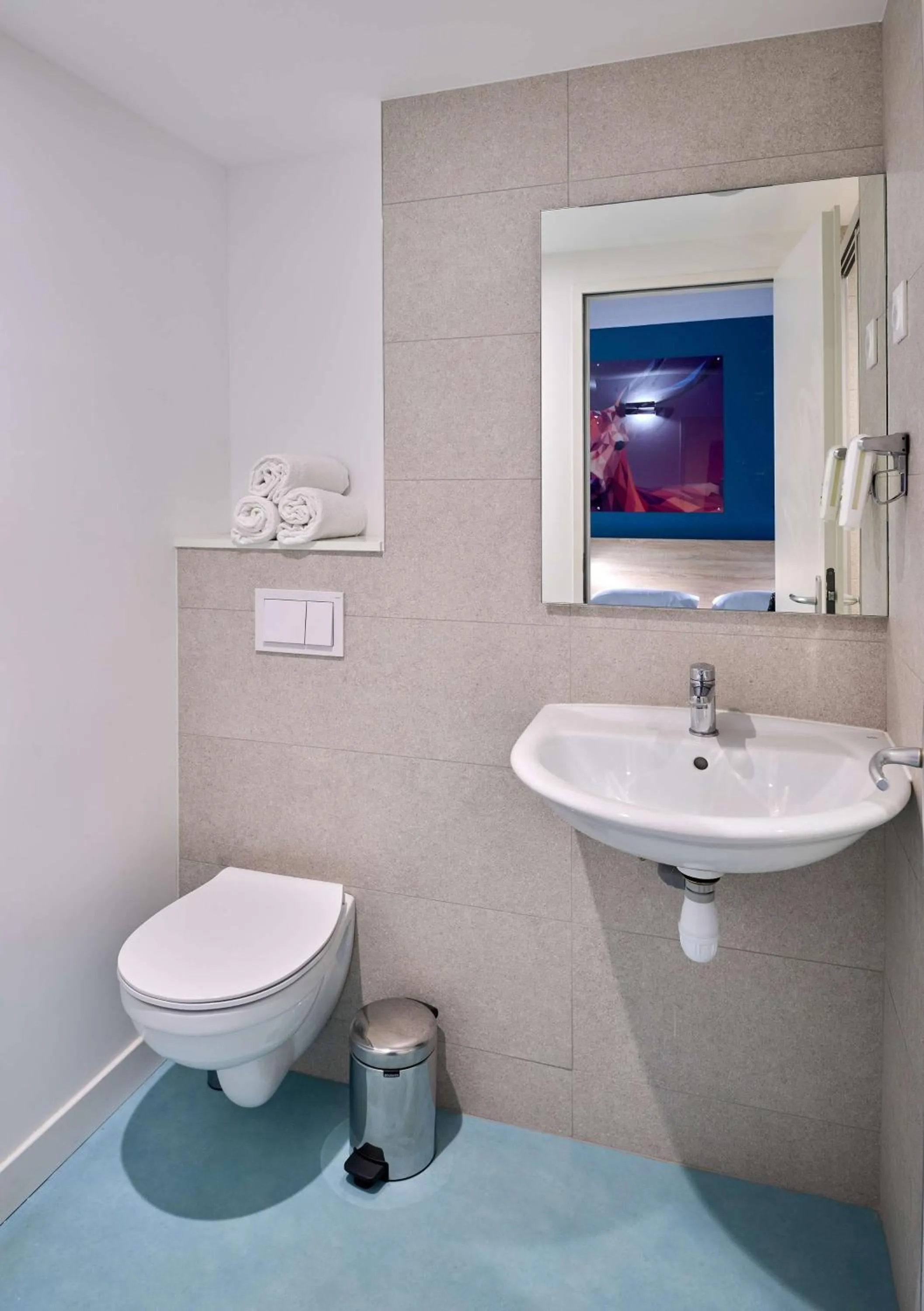 Bathroom in Kyriad Direct Dijon Sud - Chenove