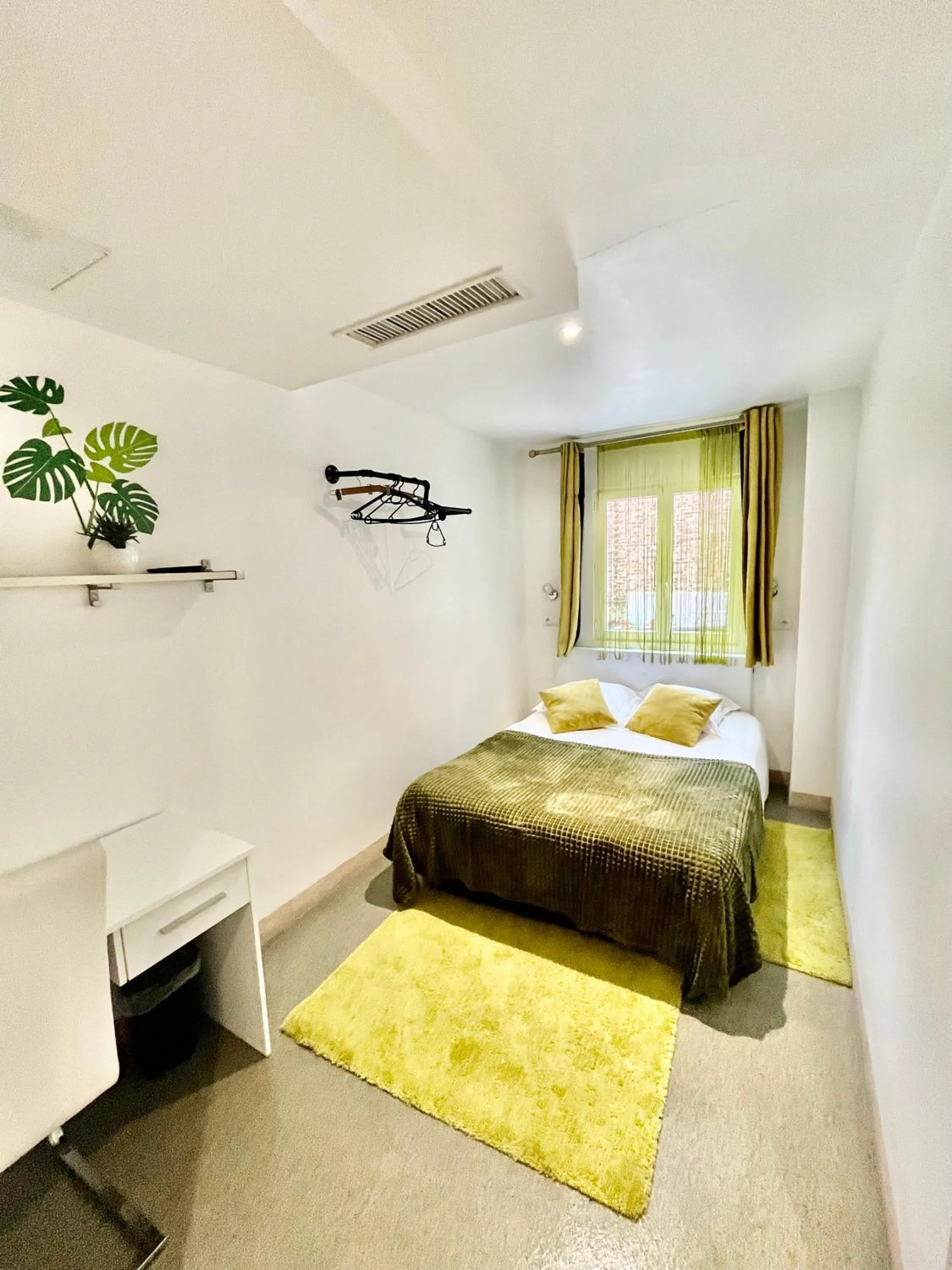 Bed in L'Oasis Montparnasse