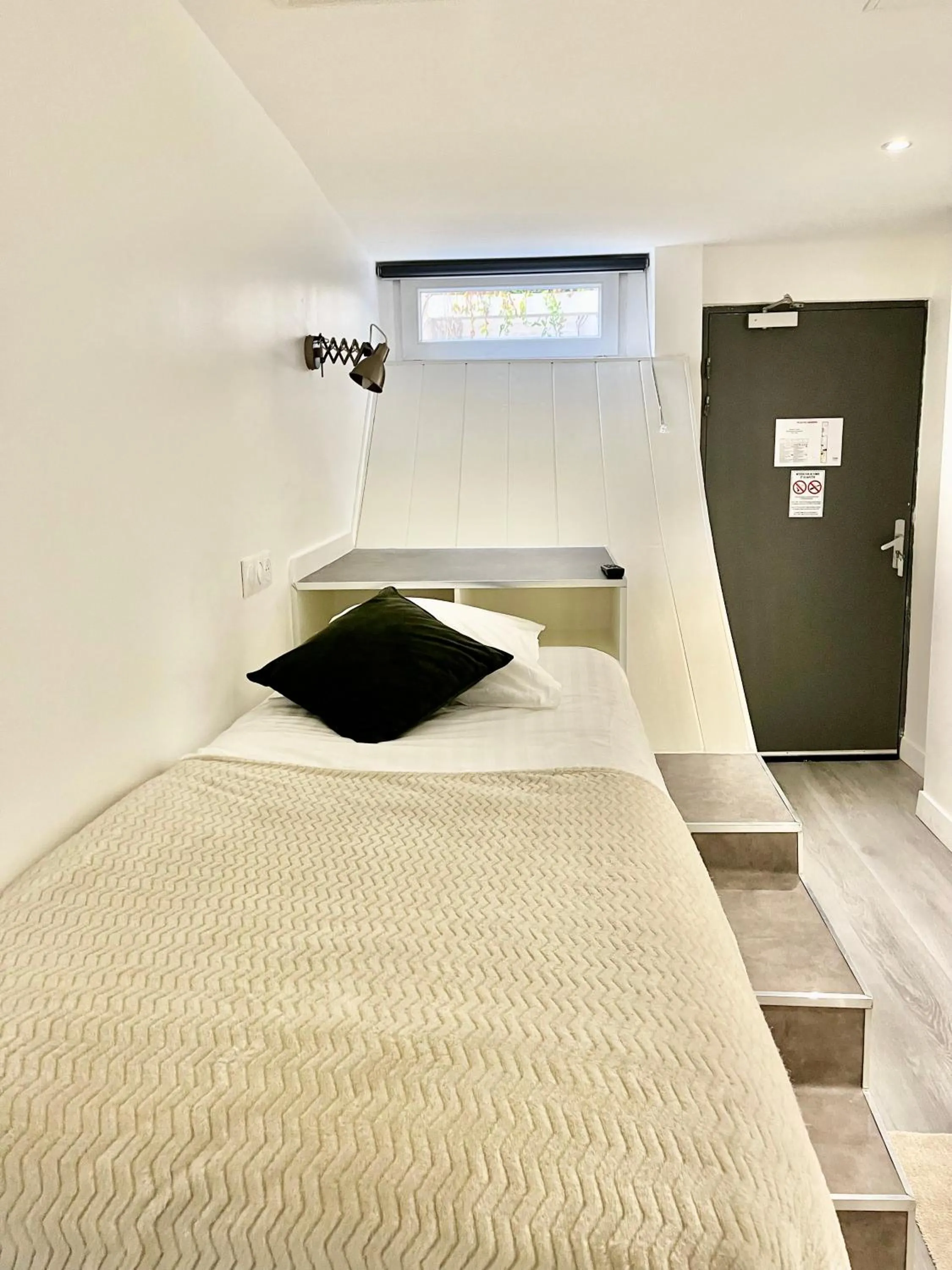 Bed in L'Oasis Montparnasse
