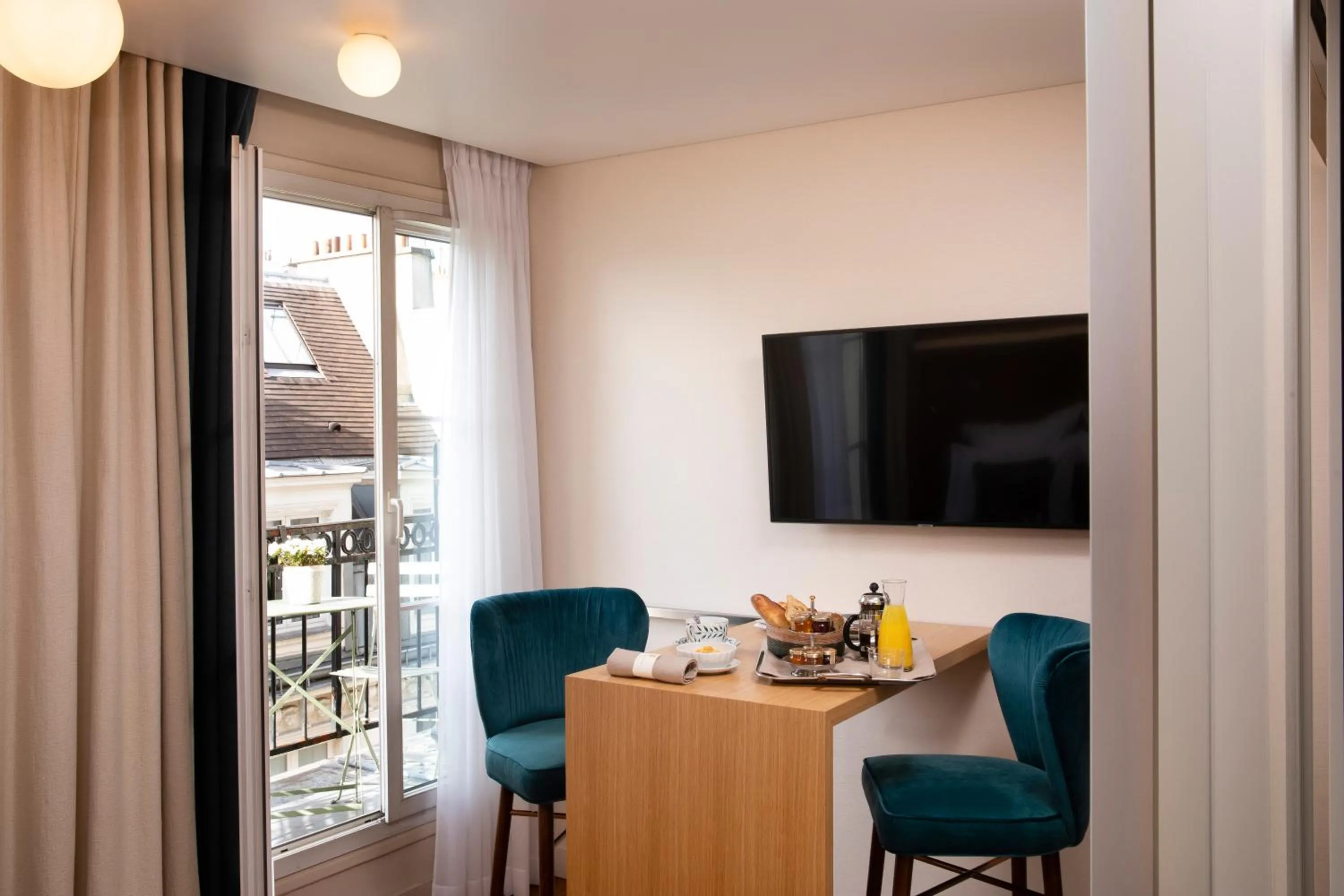 TV and multimedia in Hotel Pas De Calais