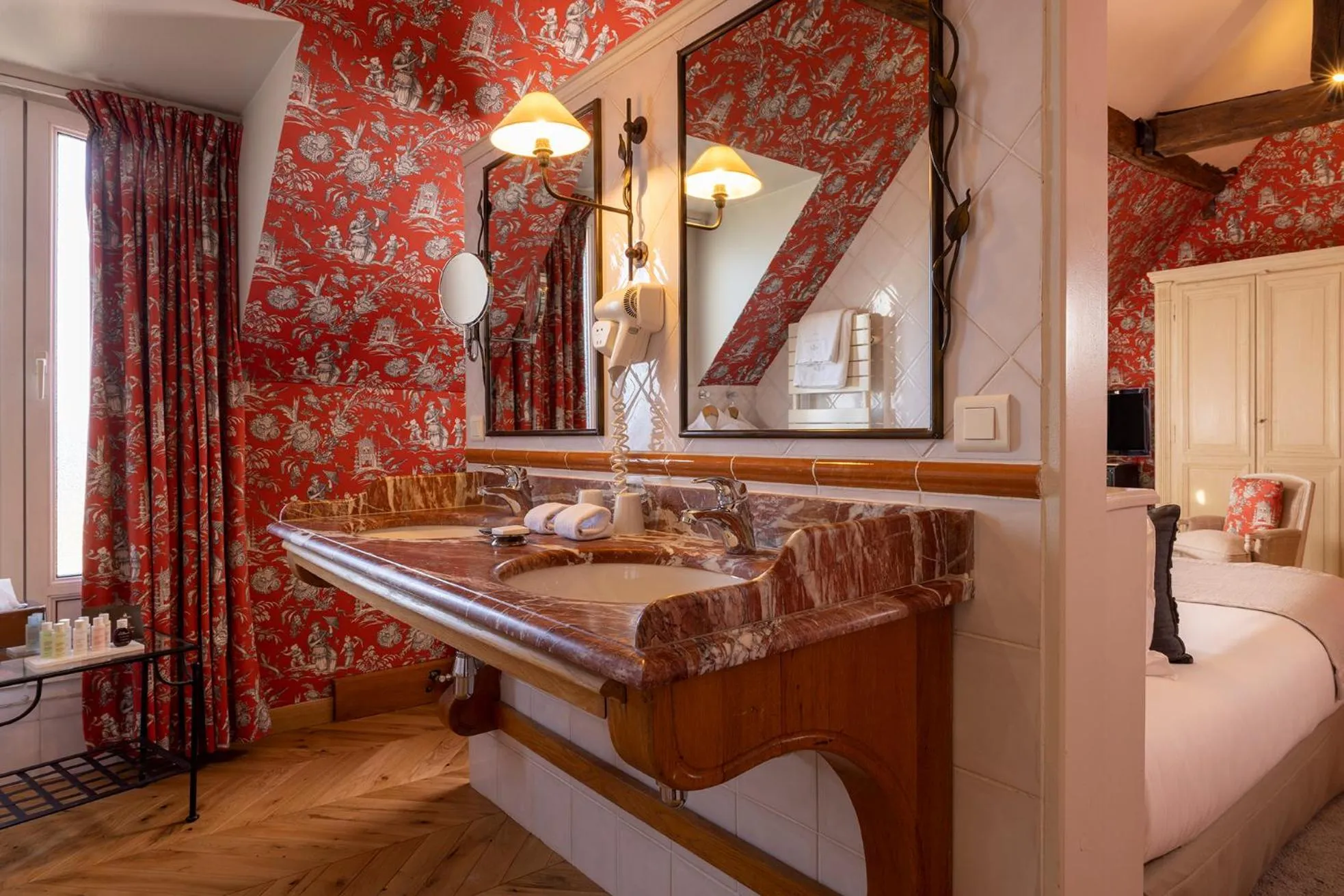 Bathroom, Bed in Hotel Pas De Calais