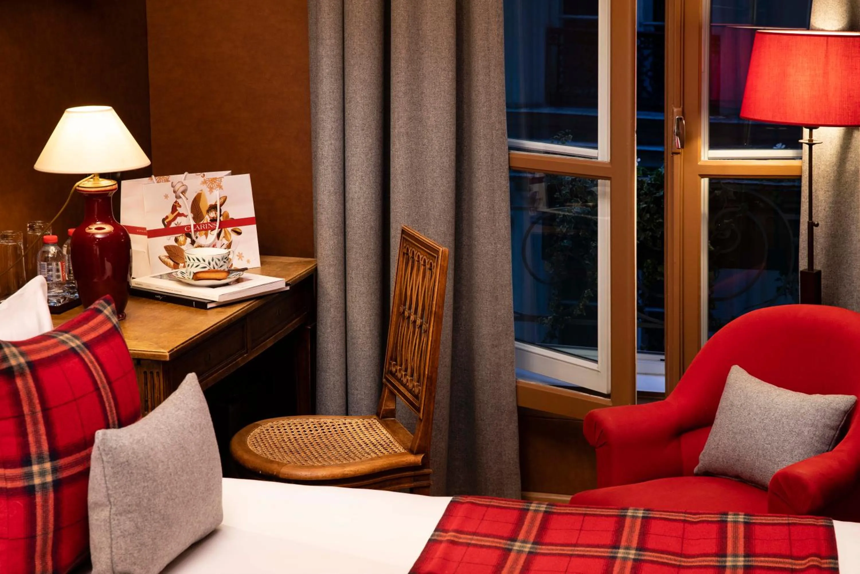 Seating area, Bed in Hotel Pas De Calais