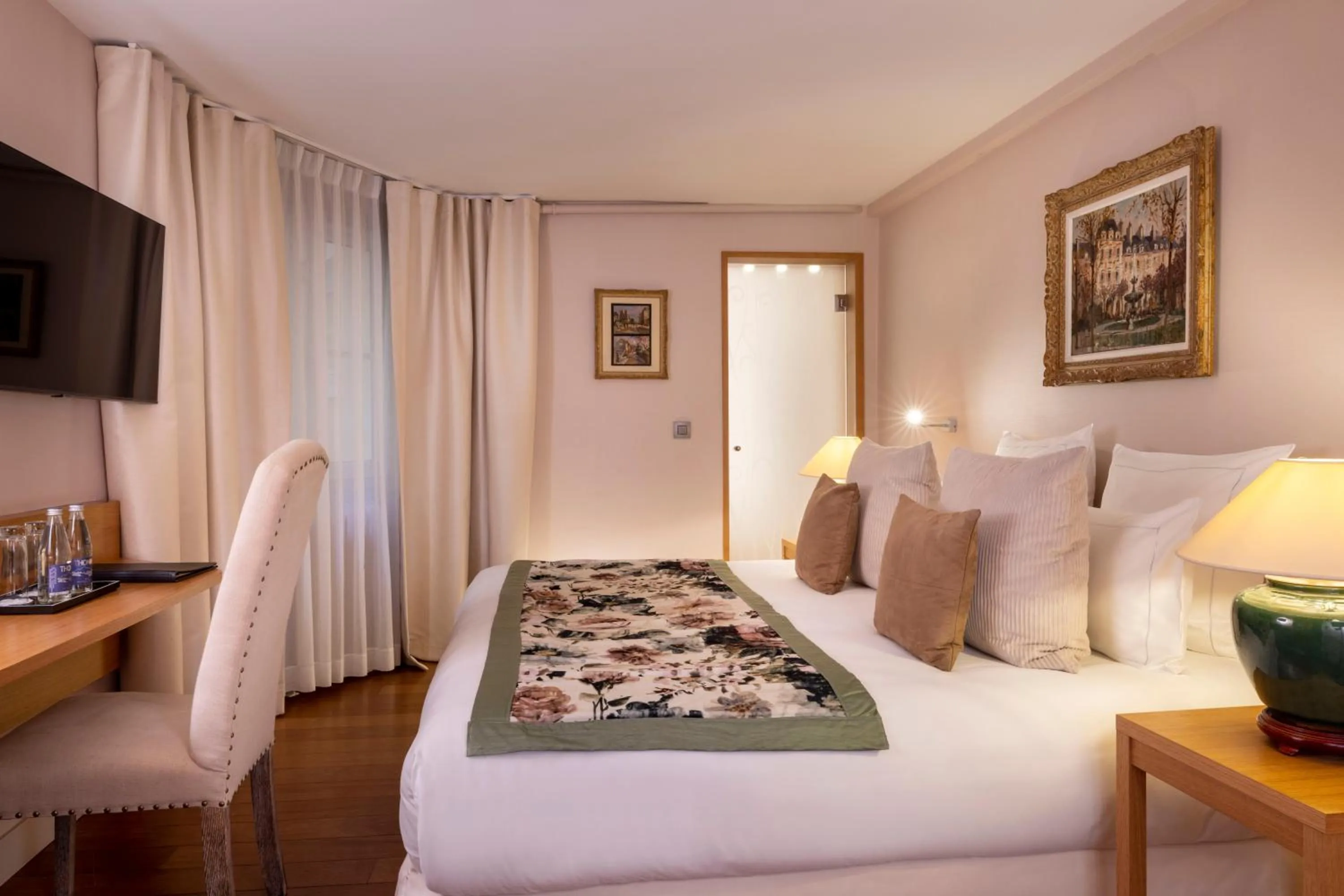 Photo of the whole room, Bed in Hotel Pas De Calais