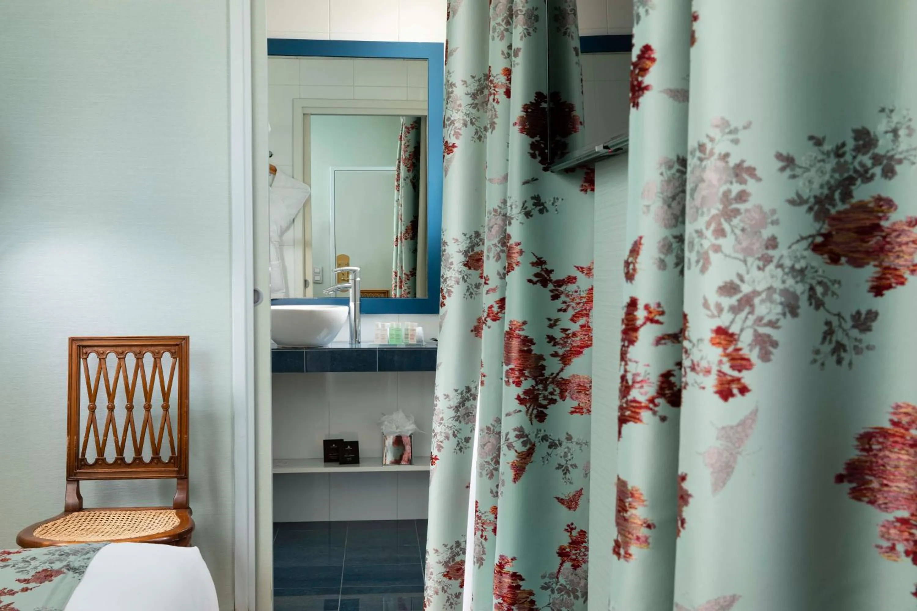 Bathroom, Bed in Hotel Pas De Calais