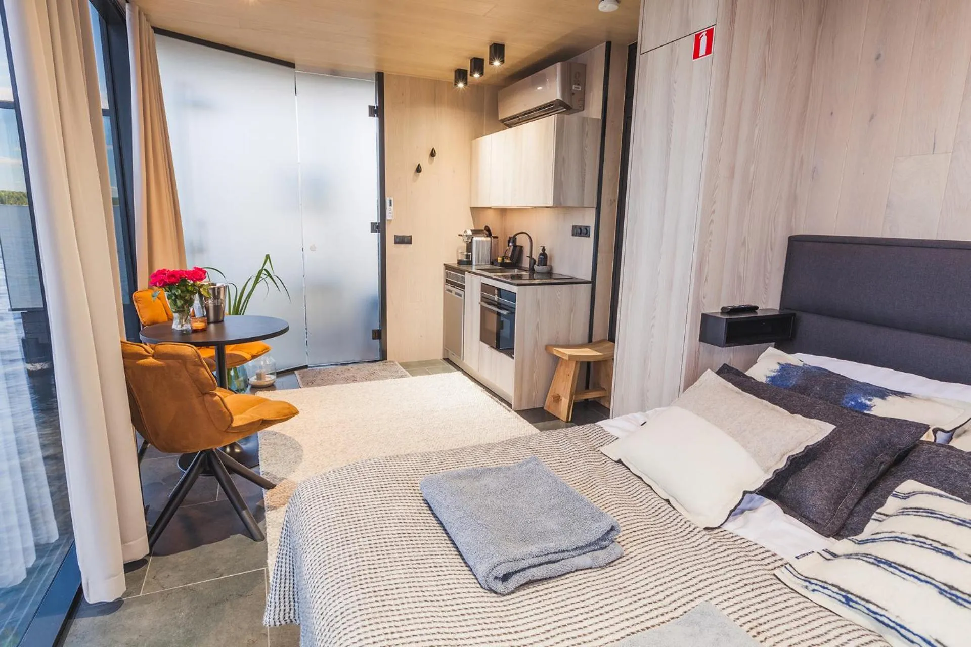 Bed in Lake Hotel Lehmonkärki - Haasi Mirror Houses