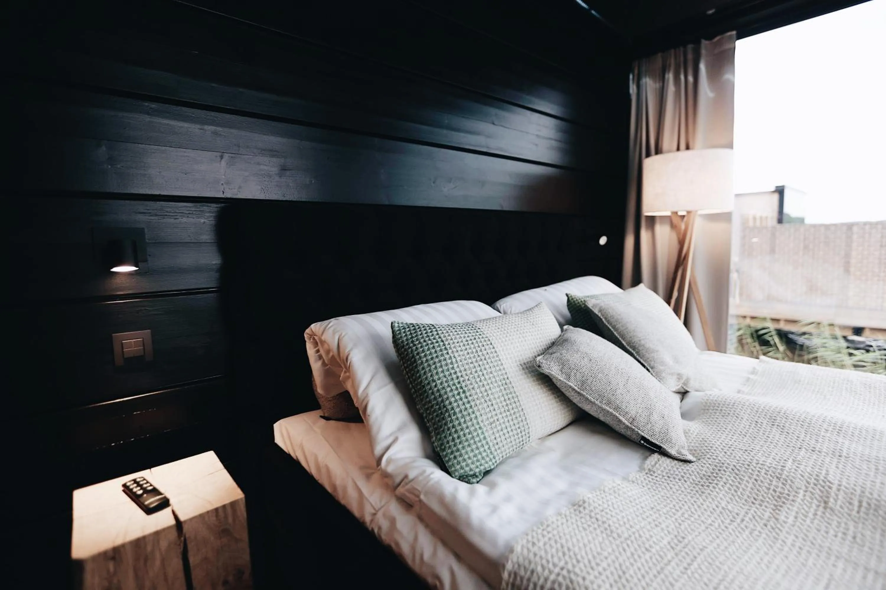 Bed in Lake Hotel Lehmonkärki - Haasi Mirror Houses