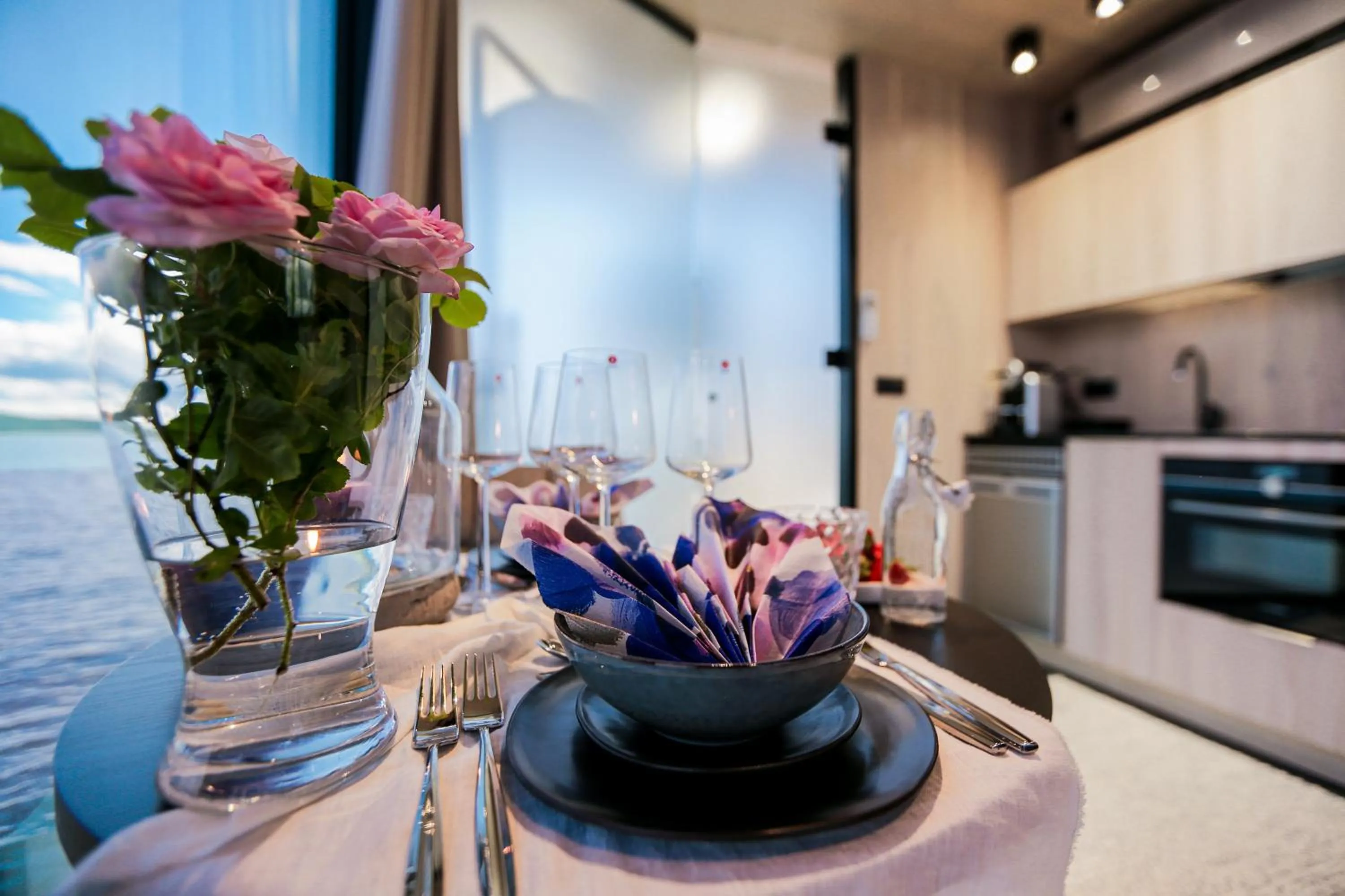 Kitchen or kitchenette in Lake Hotel Lehmonkärki - Haasi Mirror Houses