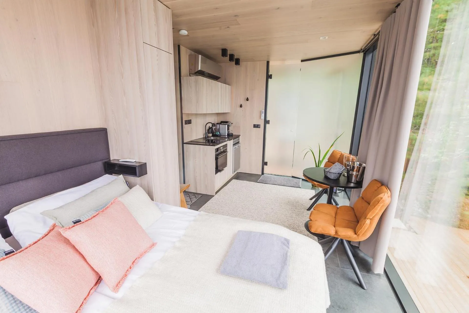 Bed in Lake Hotel Lehmonkärki - Haasi Mirror Houses