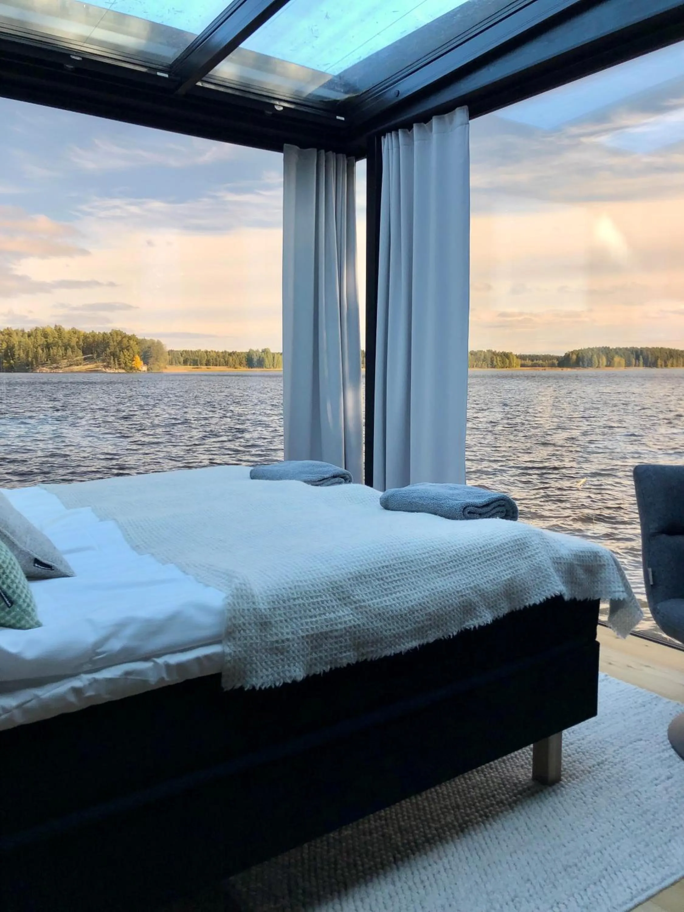 Bed in Lake Hotel Lehmonkärki - Haasi Mirror Houses