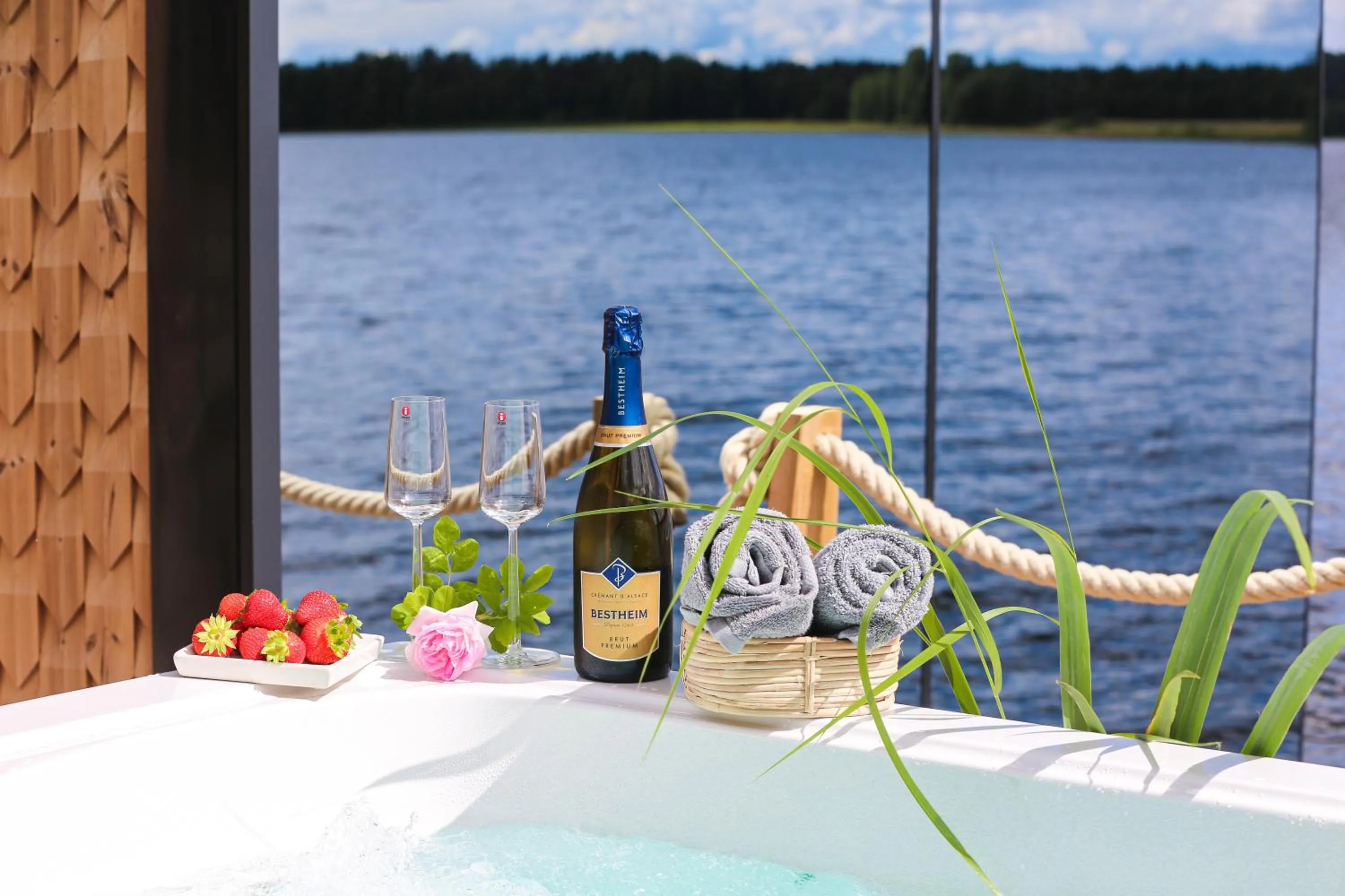 Day in Lake Hotel Lehmonkärki - Haasi Mirror Houses