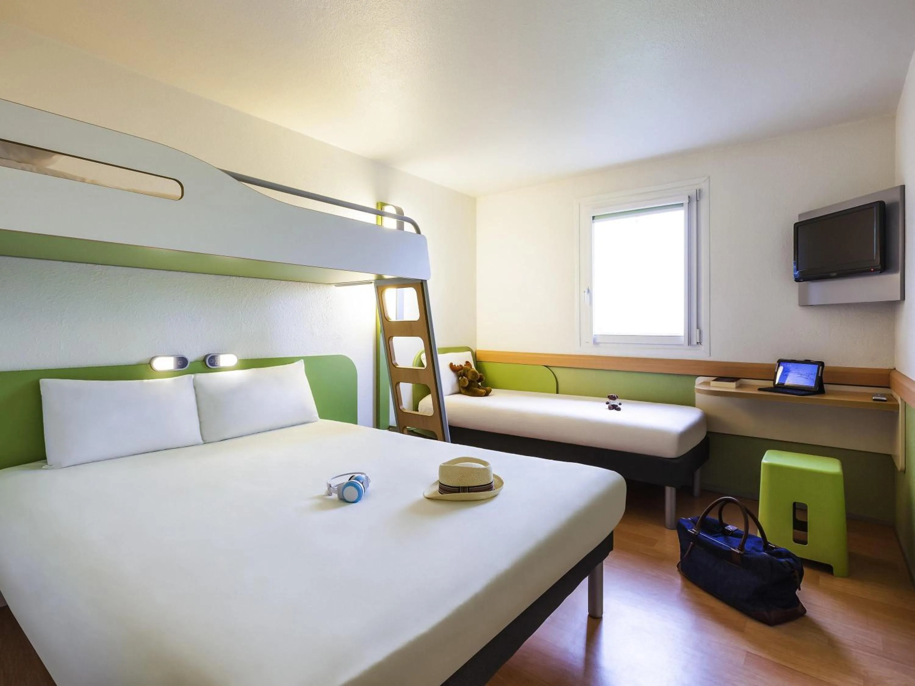 Bedroom, Bed in ibis budget Orange Centre