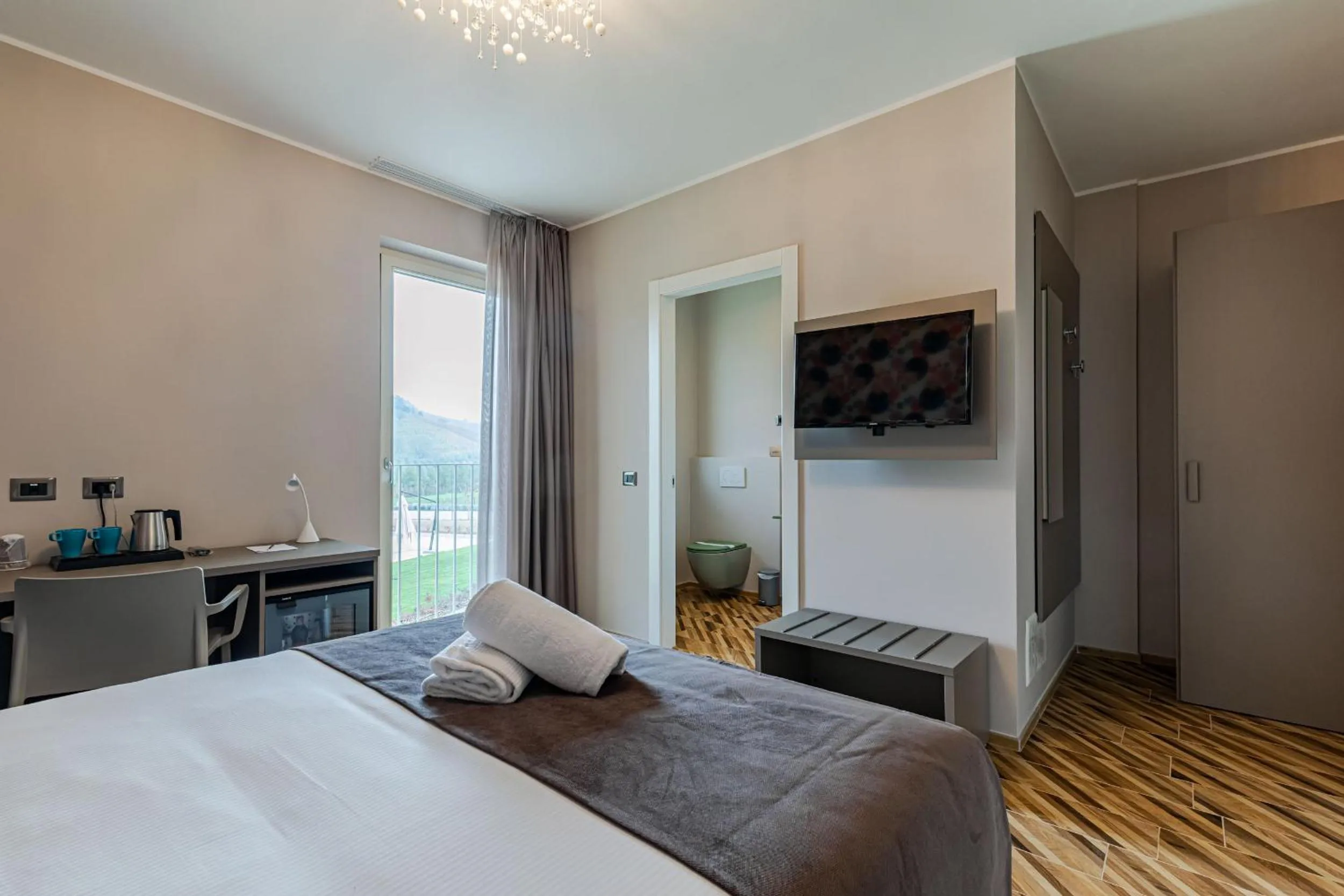 TV and multimedia, Bed in L'aja della Mirusina - Piedmont Resort Monferrato Langhe