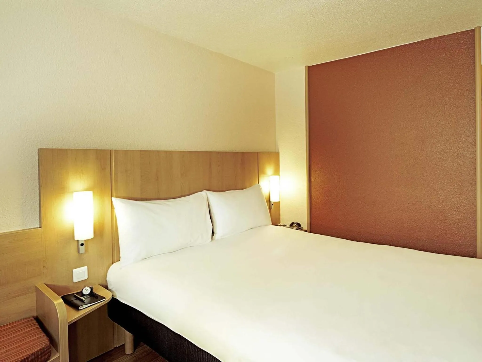 Bedroom, Bed in ibis Rambouillet