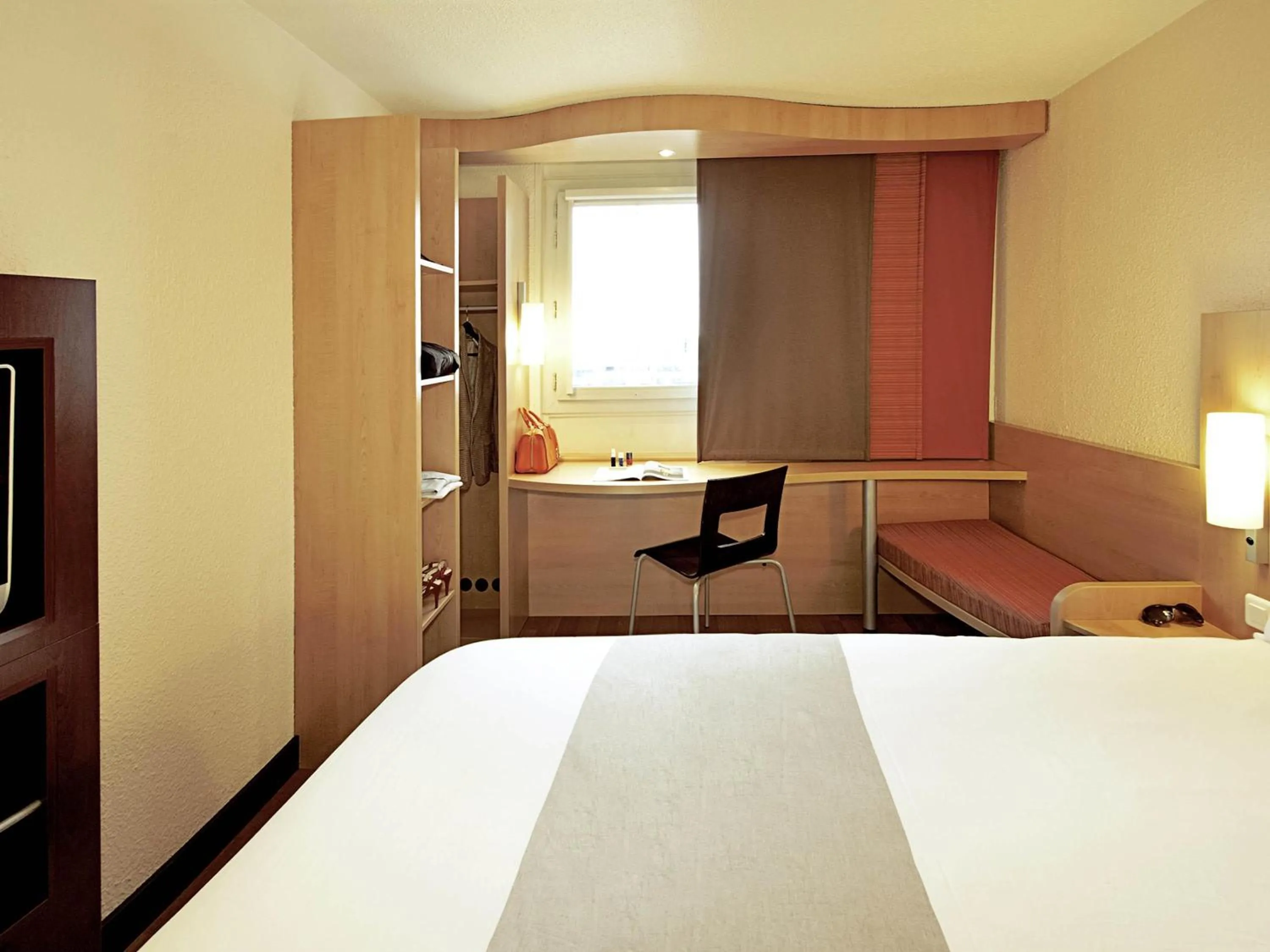 Bedroom, Bed in ibis Rambouillet