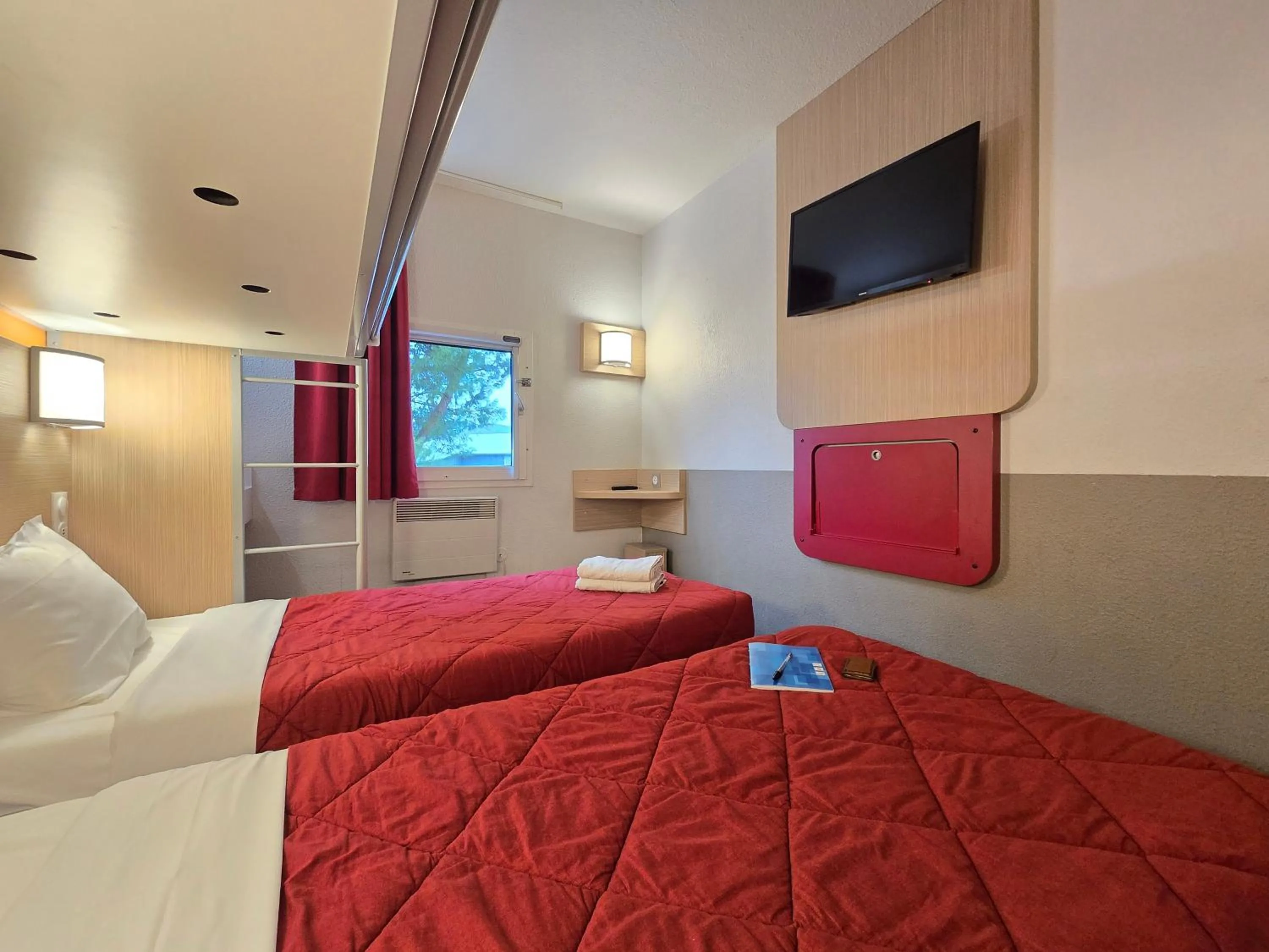 TV and multimedia, Bed in Premiere Classe Paris Nord - Sarcelles
