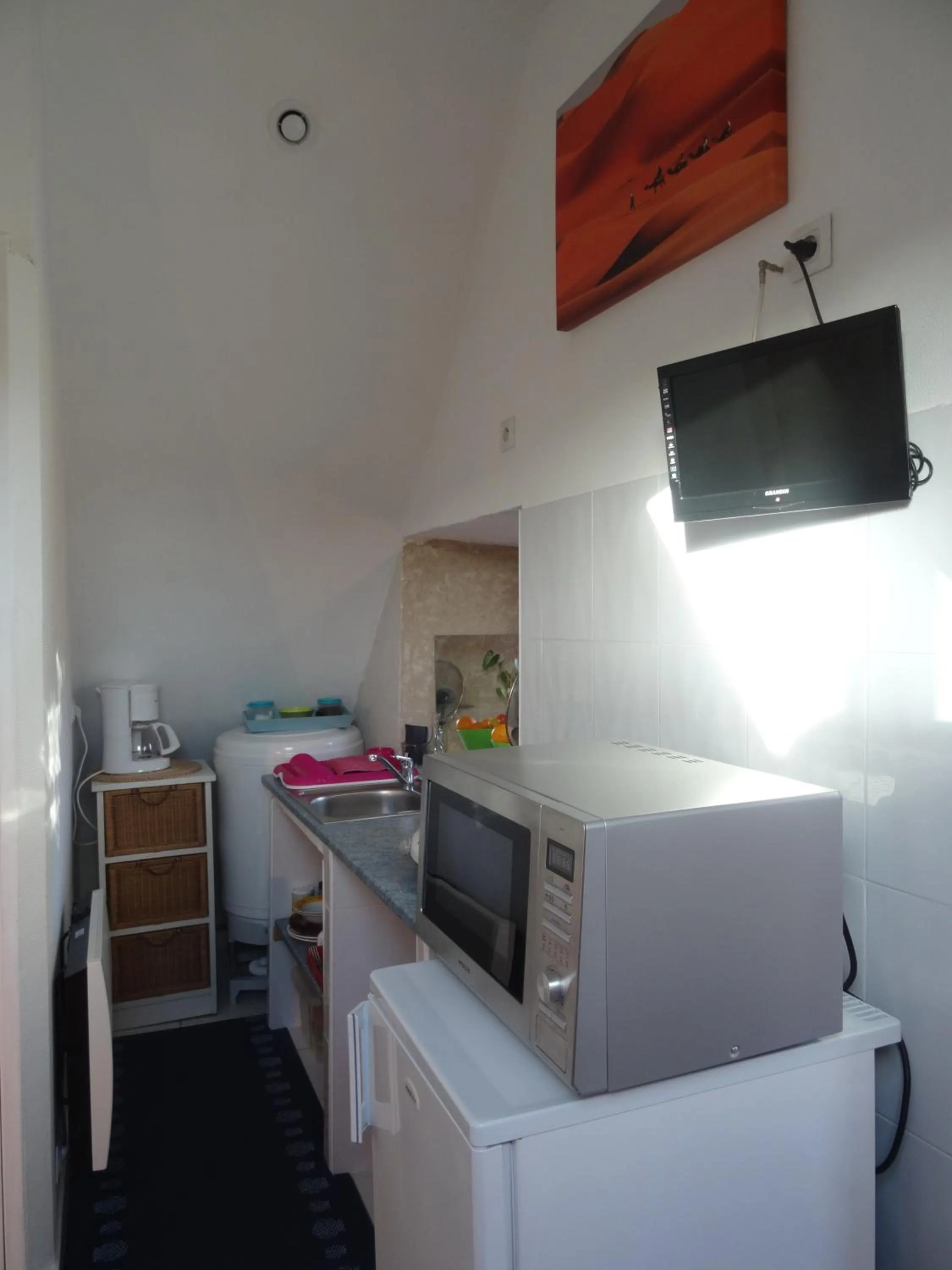 Kitchen or kitchenette, Bed in Studio "LA MEDINA", PISCINE dès le 12 juillet, JARDIN BOTANIQUE, COMMERCES &MER