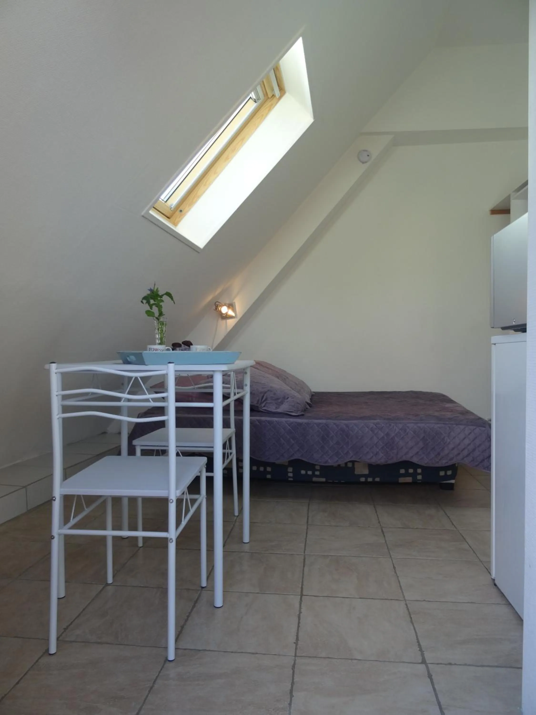 Bedroom, Bed in Studio "LA MEDINA", PISCINE dès le 12 juillet, JARDIN BOTANIQUE, COMMERCES &MER