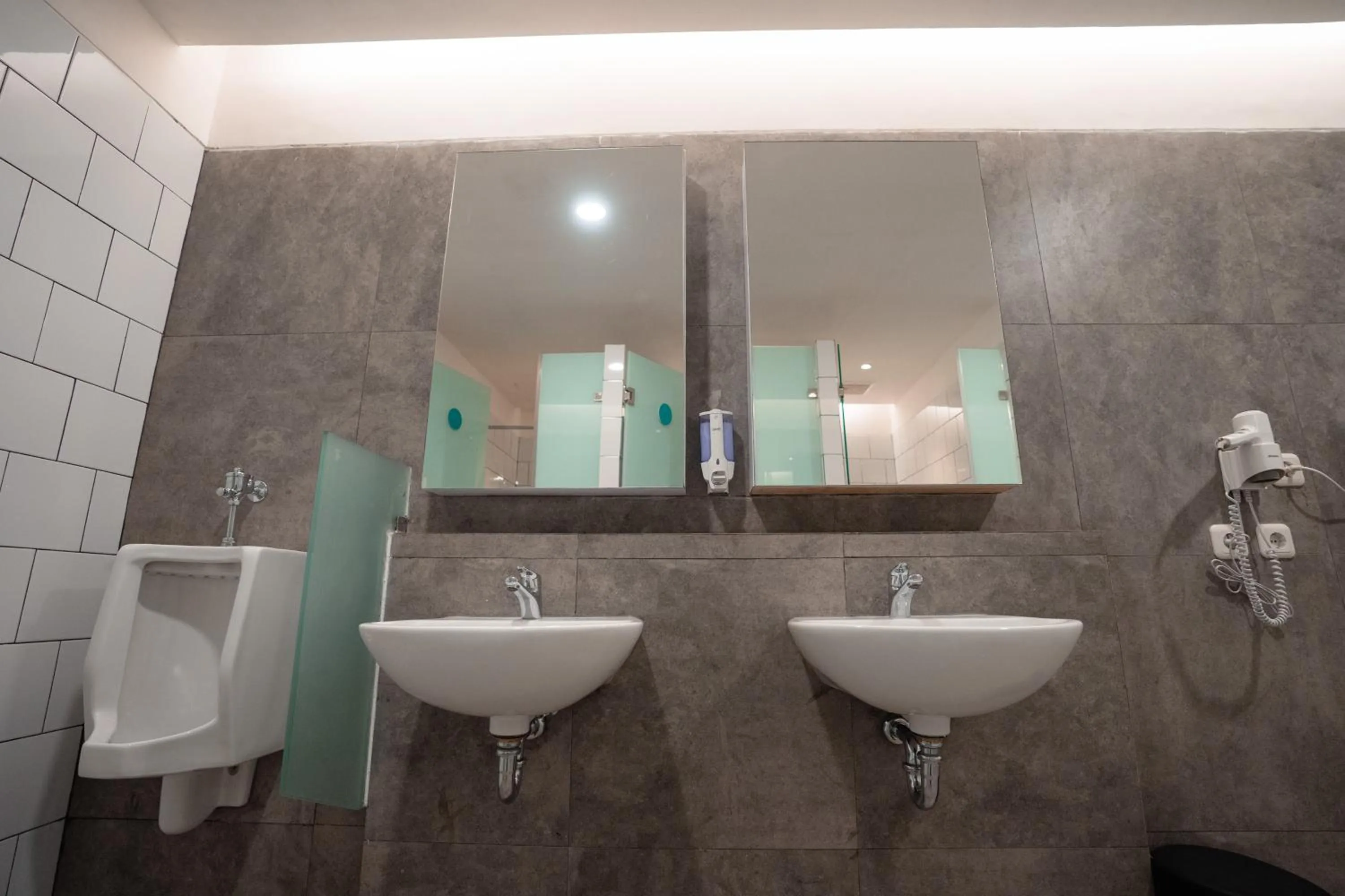 Bathroom in Bobopod Slamet Riyadi, Solo