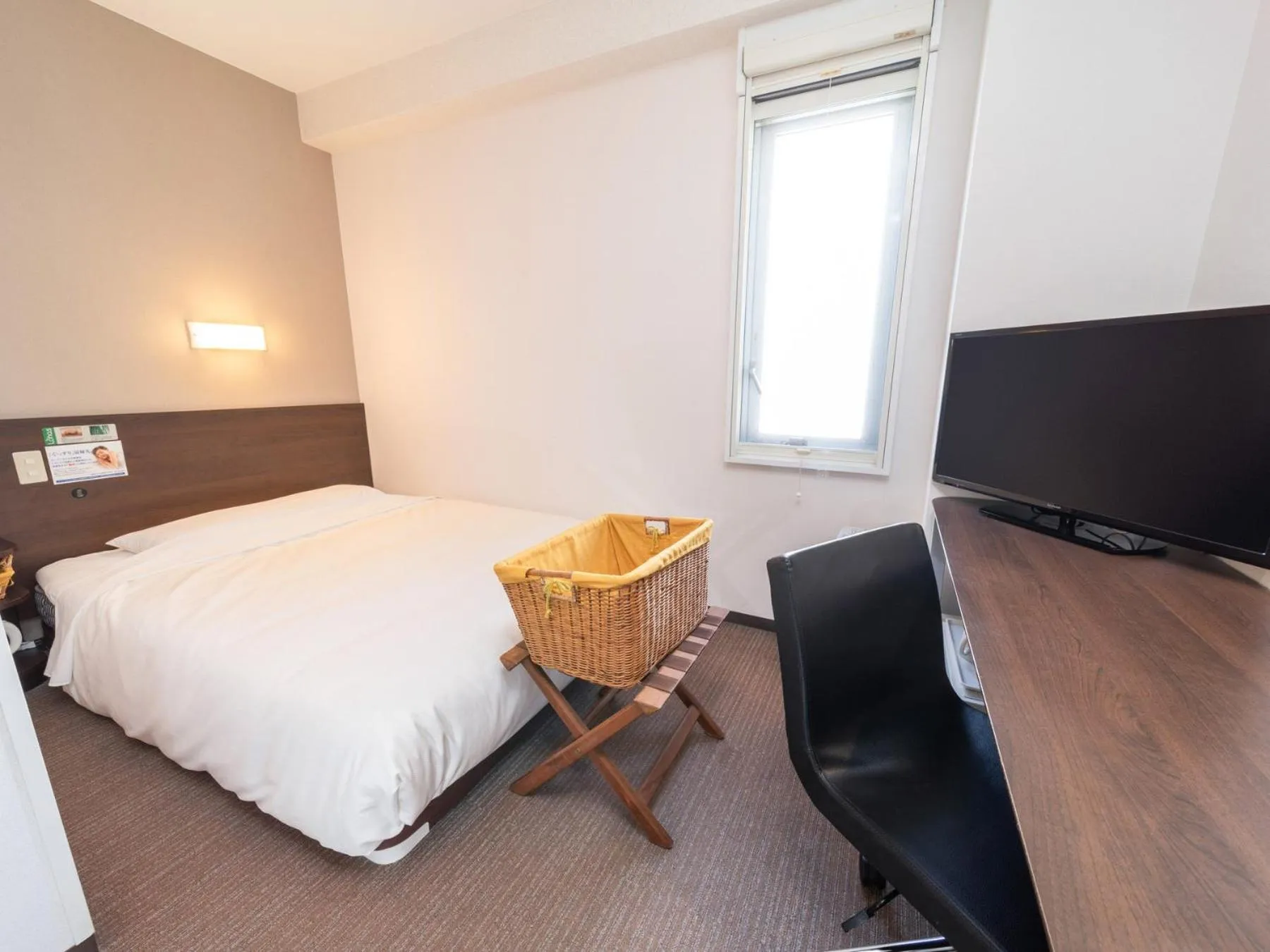 Bed in Super Hotel JR Fujiekimae Kinenkan