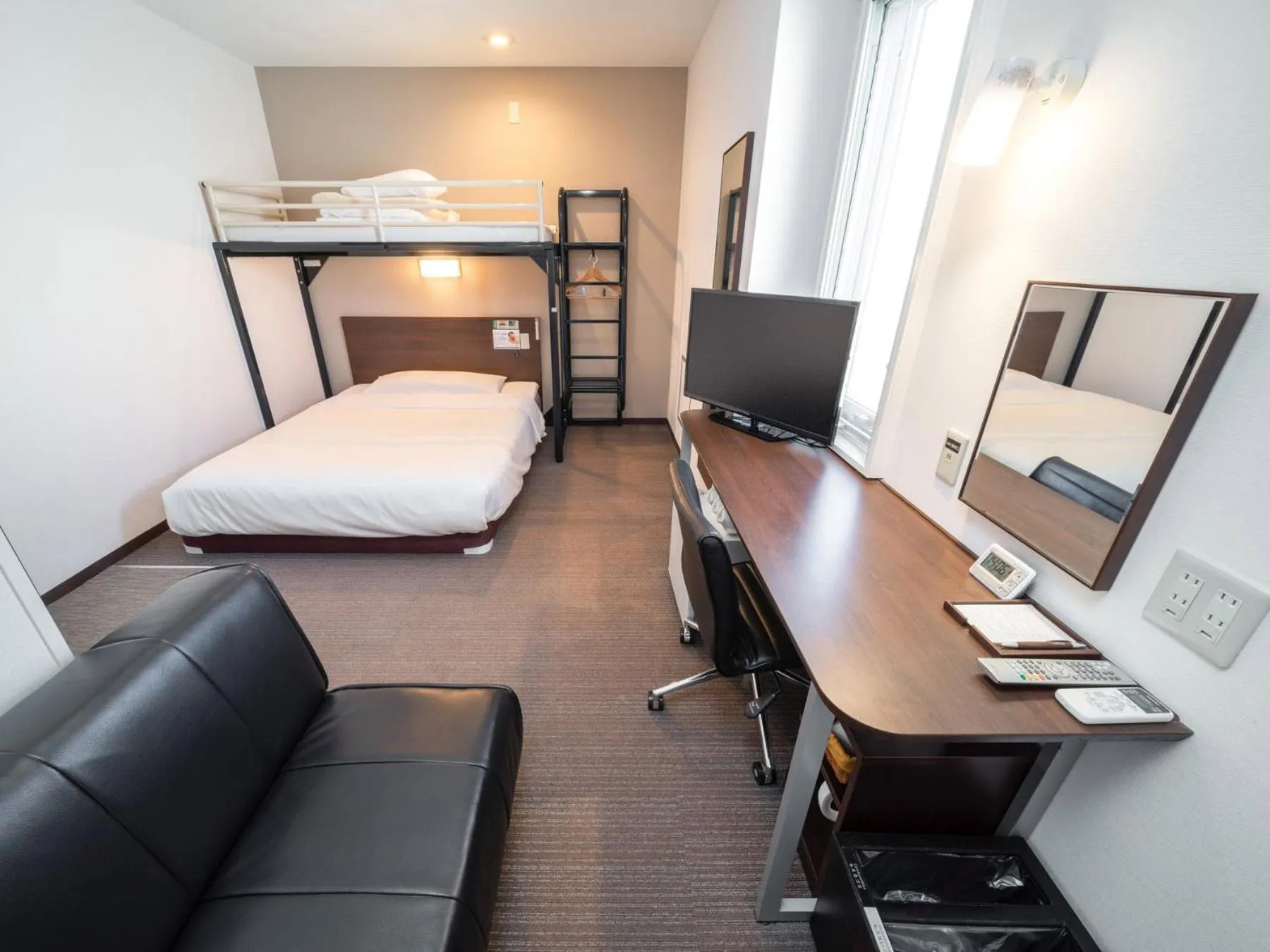 Bed in Super Hotel JR Fujiekimae Kinenkan