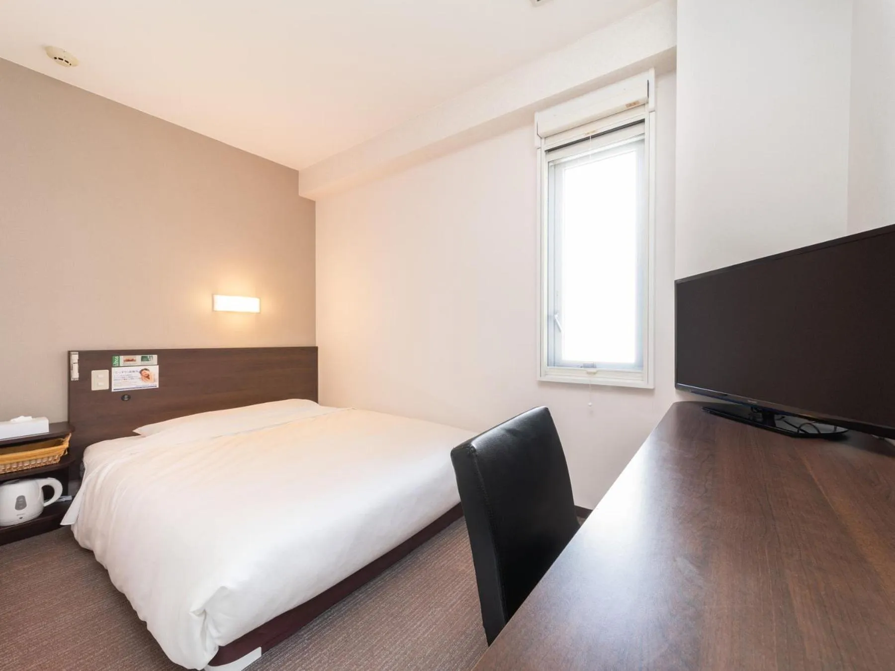 Bed in Super Hotel JR Fujiekimae Kinenkan