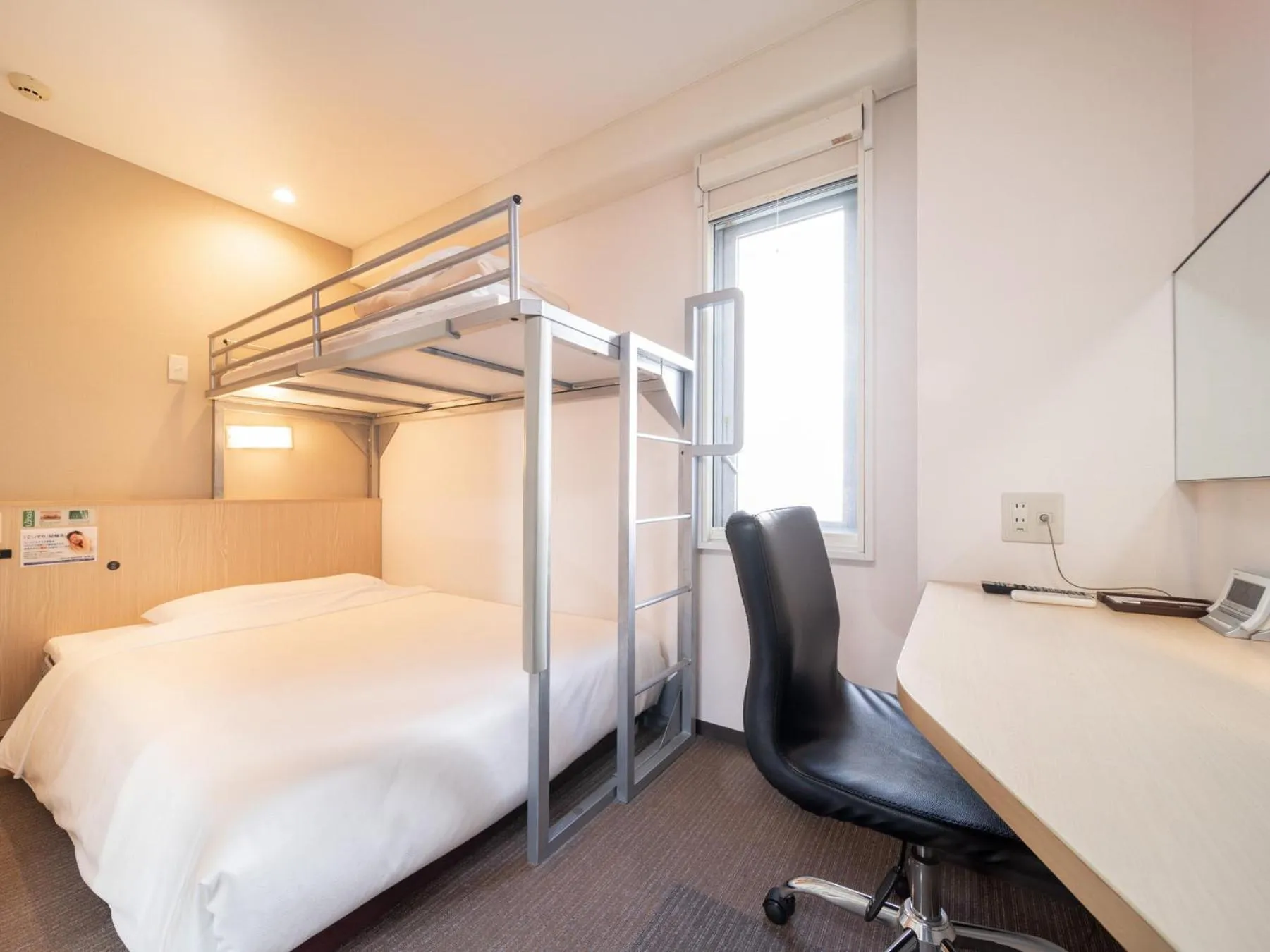 Bed in Super Hotel JR Fujiekimae Kinenkan