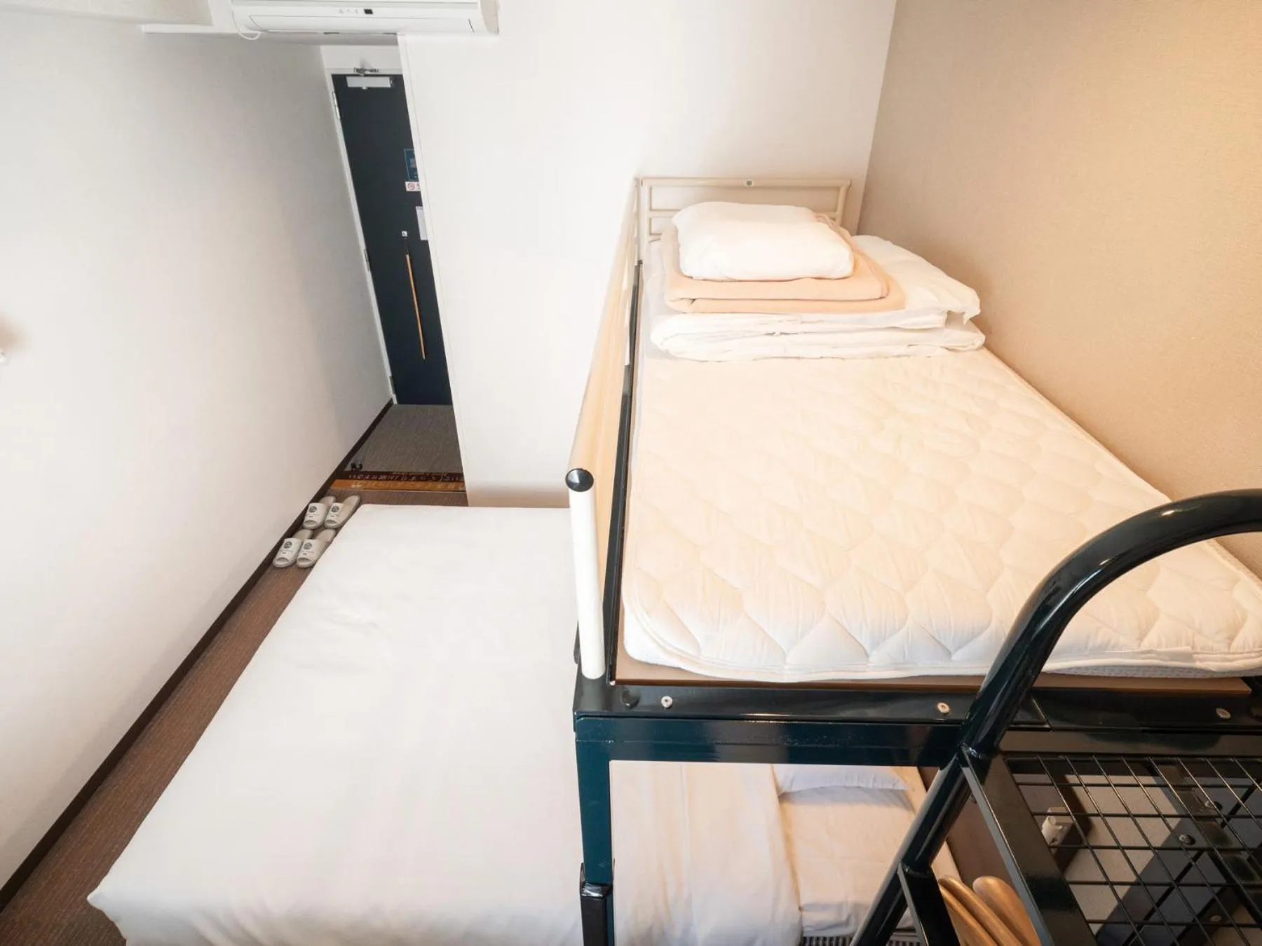 Bed in Super Hotel JR Fujiekimae Kinenkan