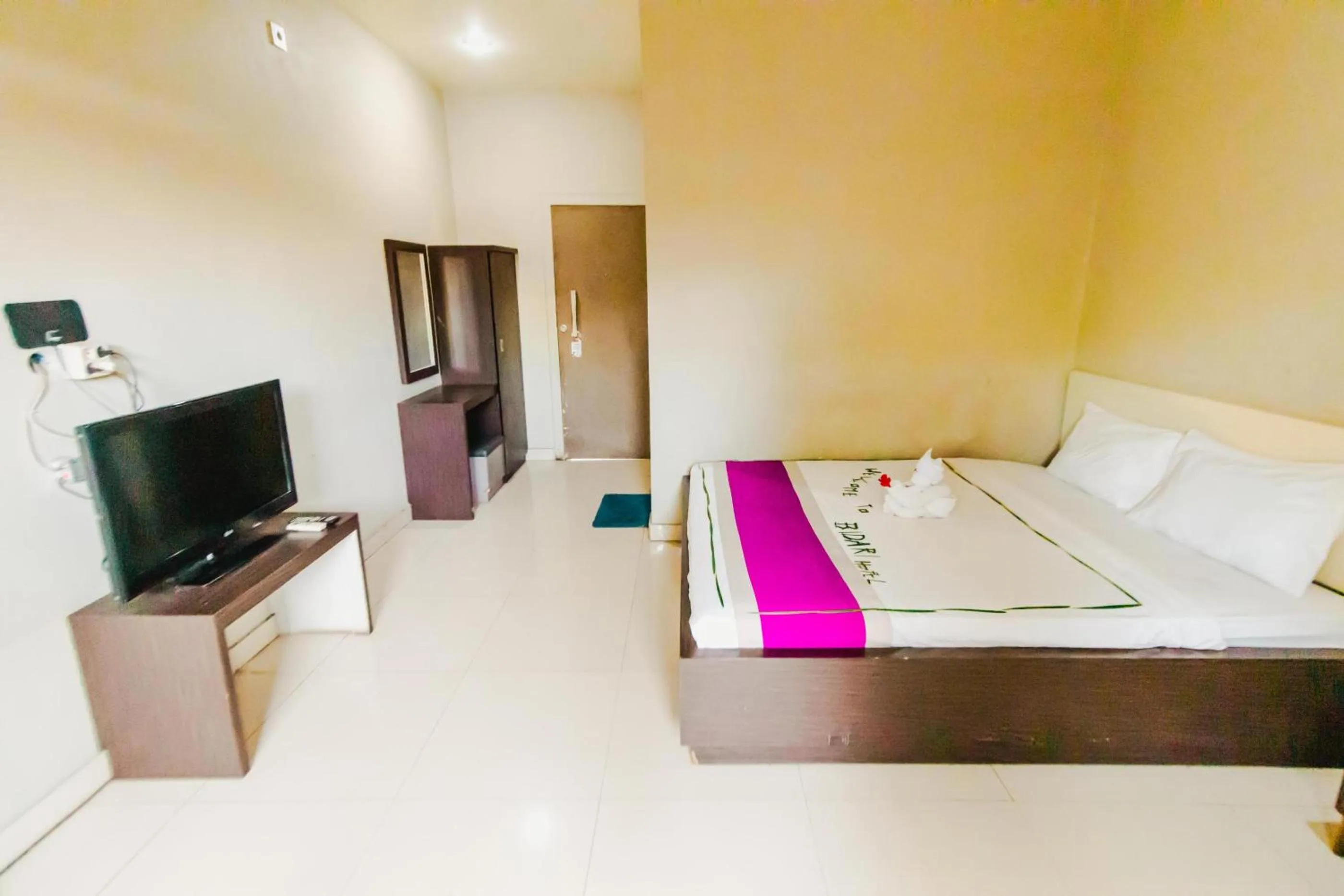 Communal lounge/ TV room, Bed in Bidari Hotel Lombok