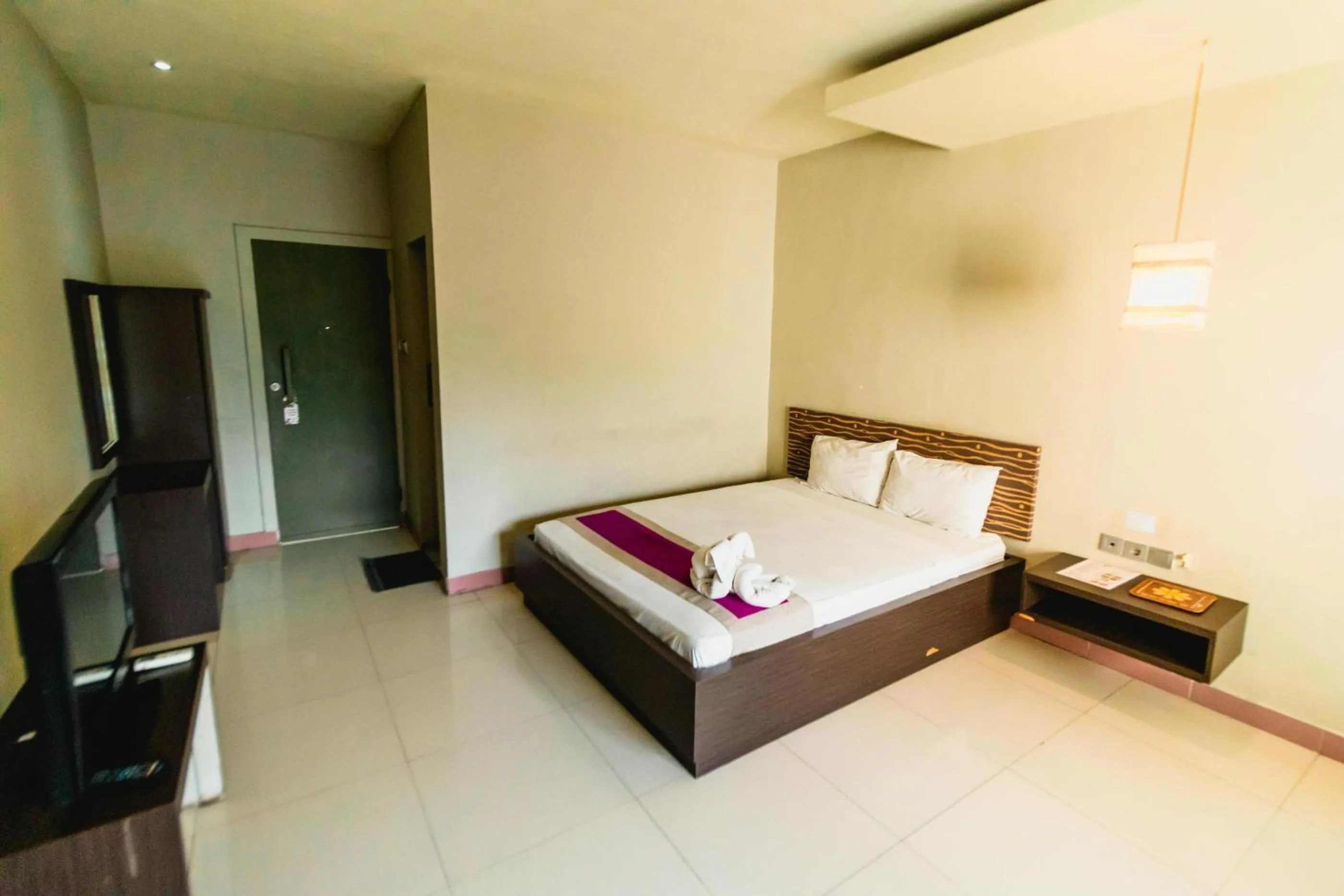 Communal lounge/ TV room, Bed in Bidari Hotel Lombok