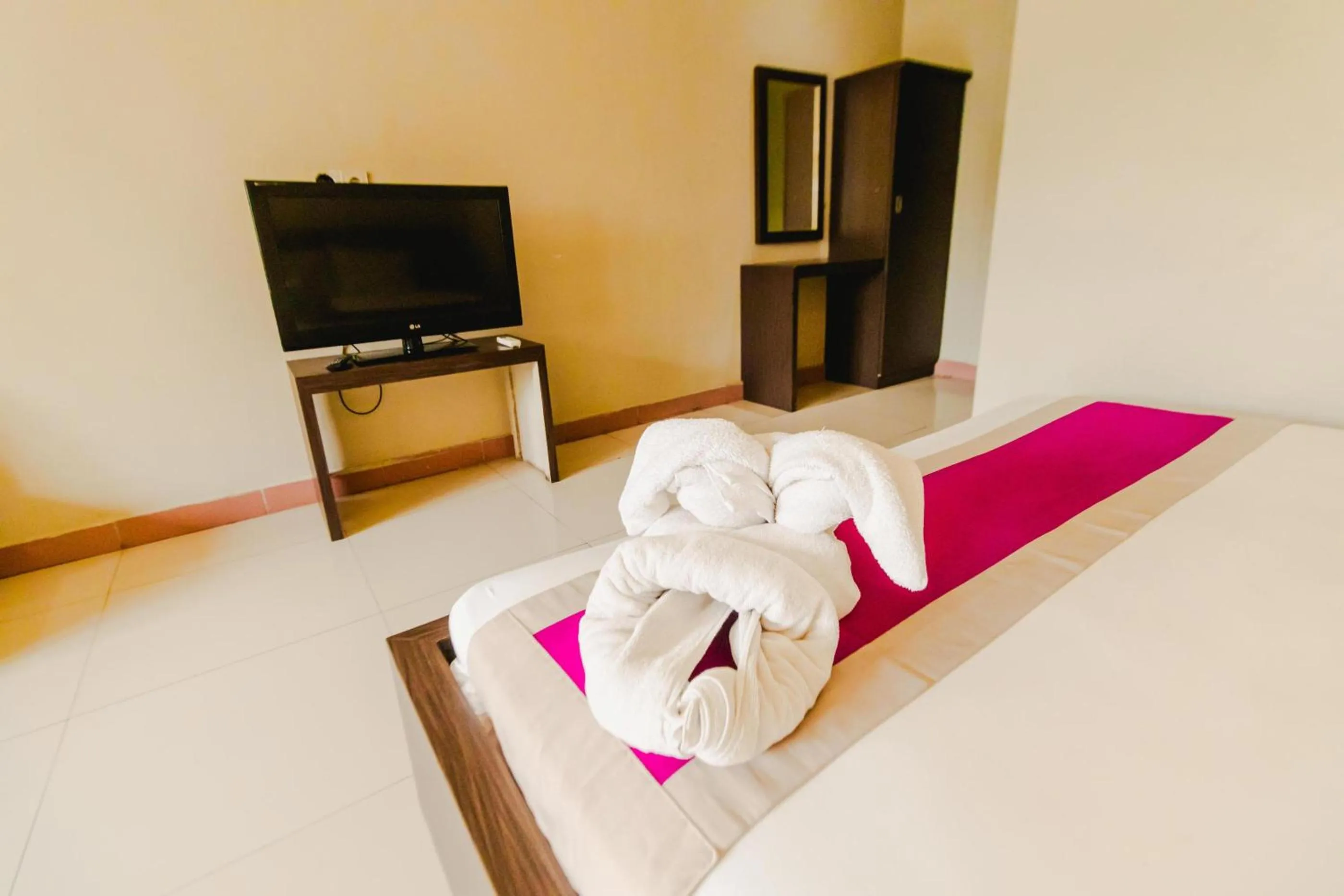 Communal lounge/ TV room, Bed in Bidari Hotel Lombok