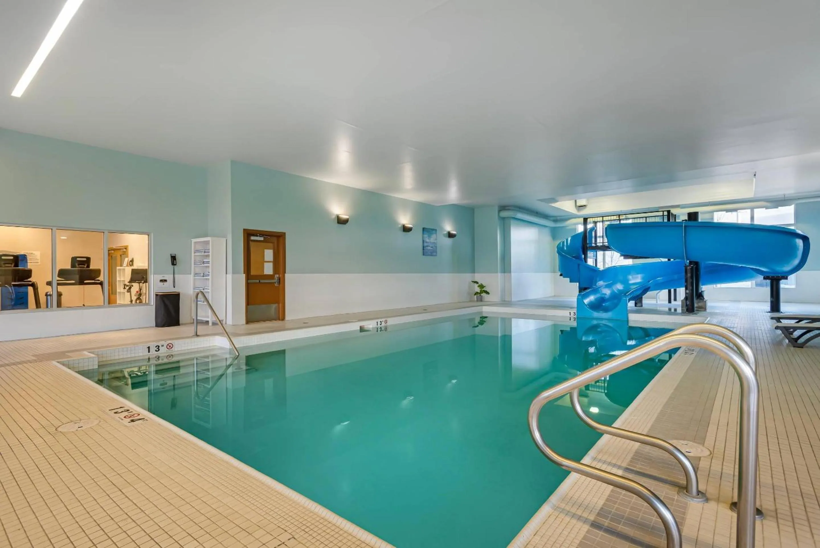 Swimming pool in Radisson Hotel & Conference Centre Calgary Airport
