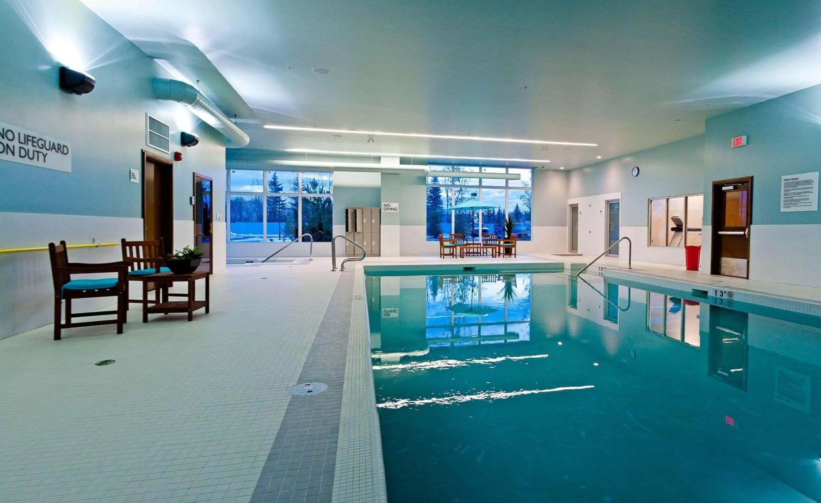 Swimming pool in Radisson Hotel & Conference Centre Calgary Airport
