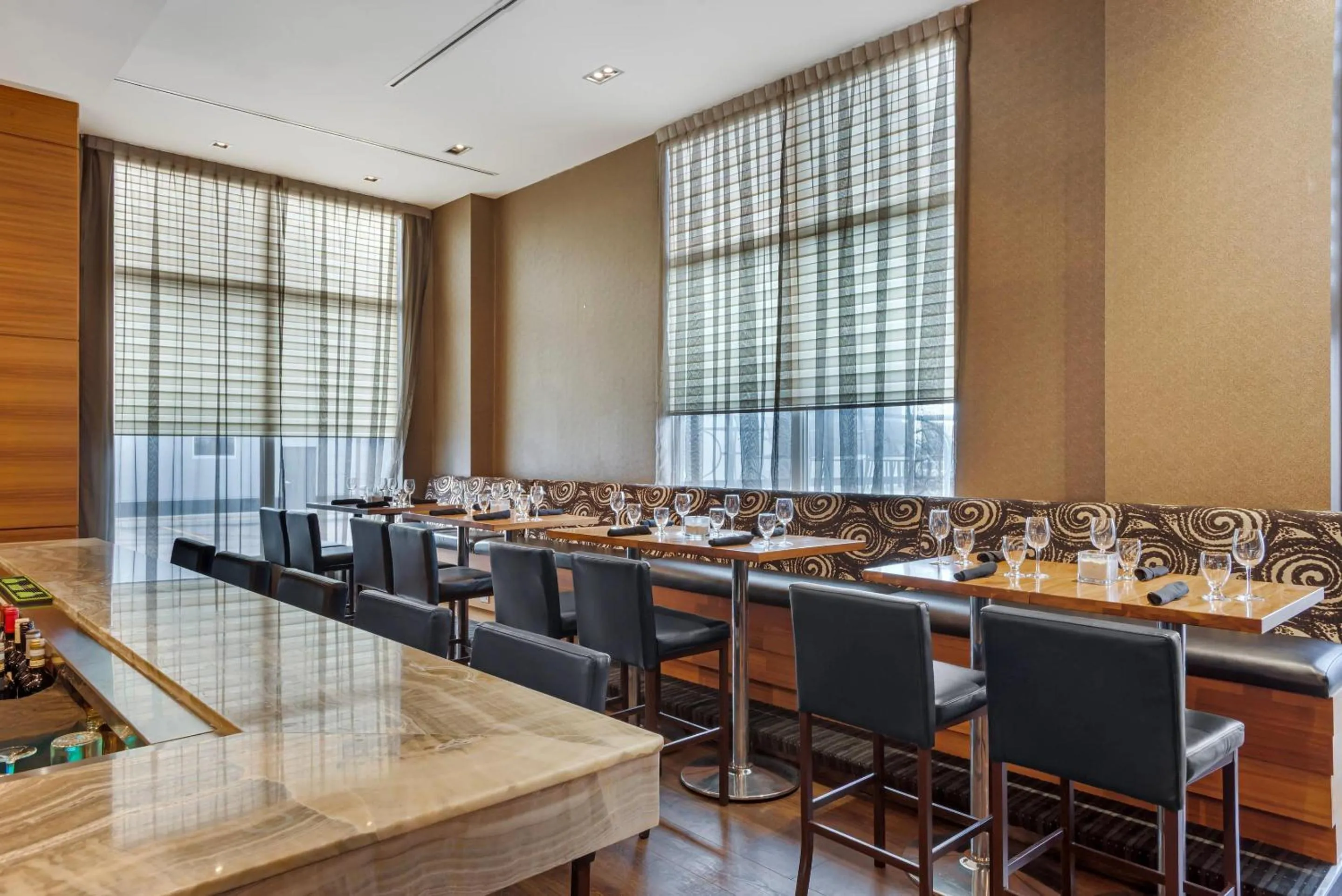 Restaurant/places to eat in Radisson Hotel & Conference Centre Calgary Airport