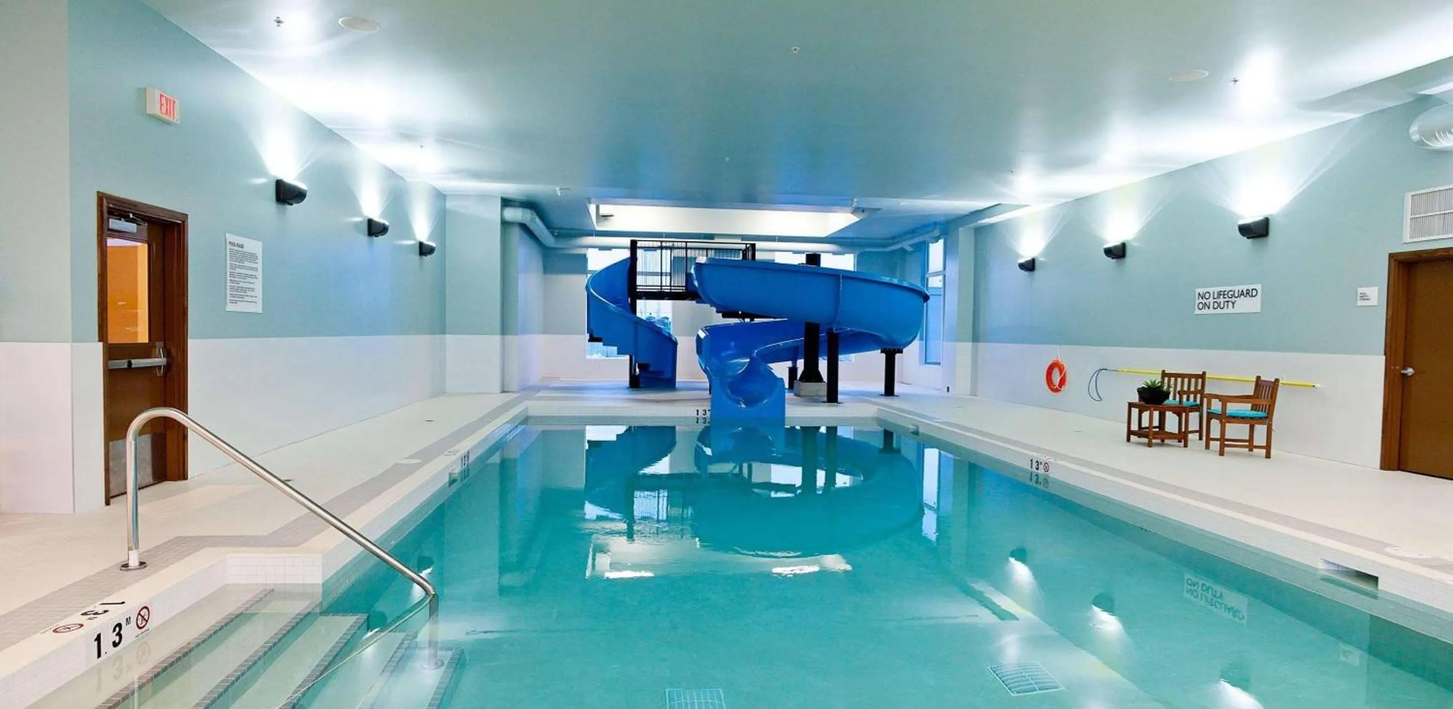 Swimming pool in Radisson Hotel & Conference Centre Calgary Airport