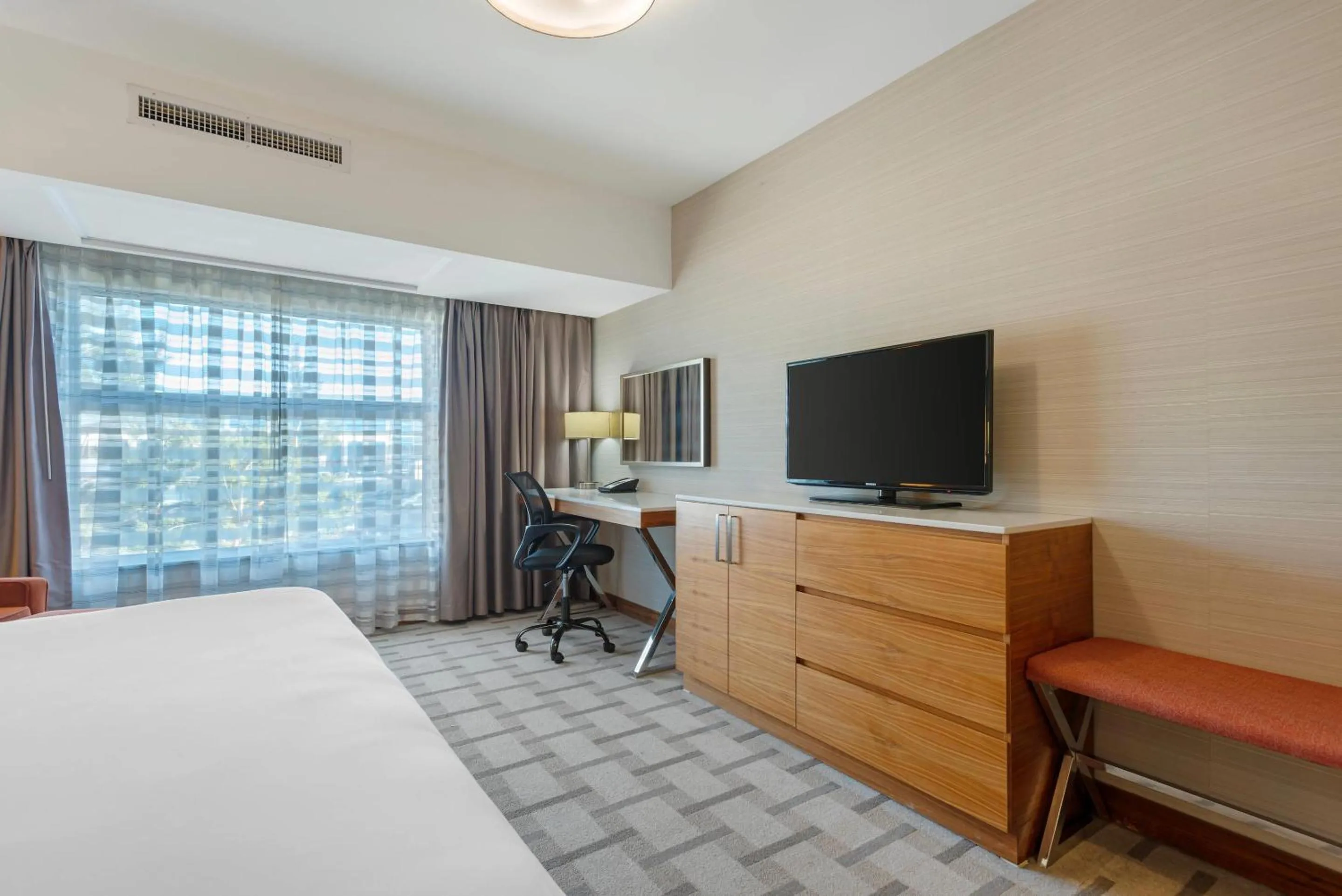 Bedroom, Bed in Radisson Hotel & Conference Centre Calgary Airport