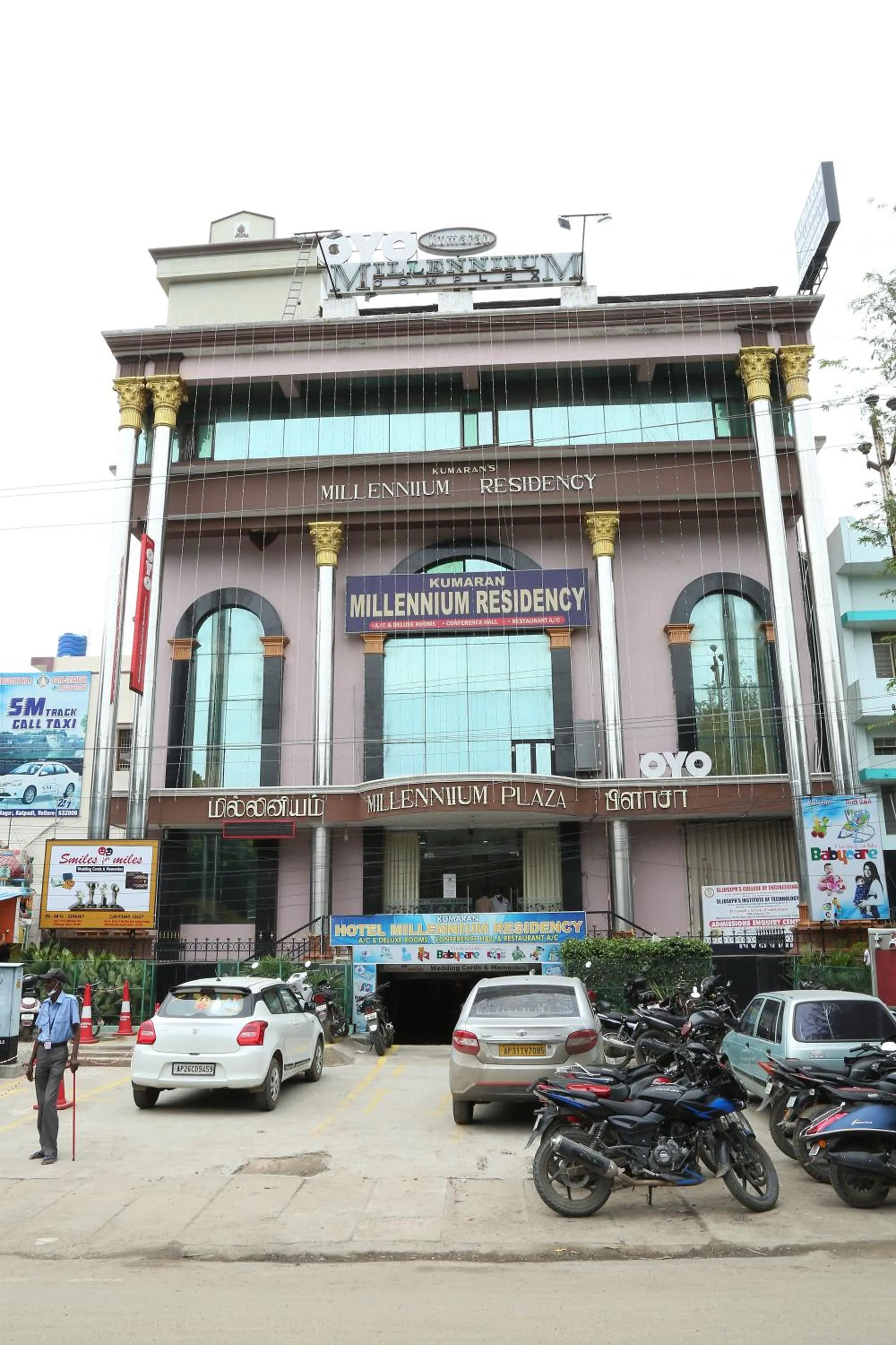 Facade/entrance in Kumaran Millenium Residency