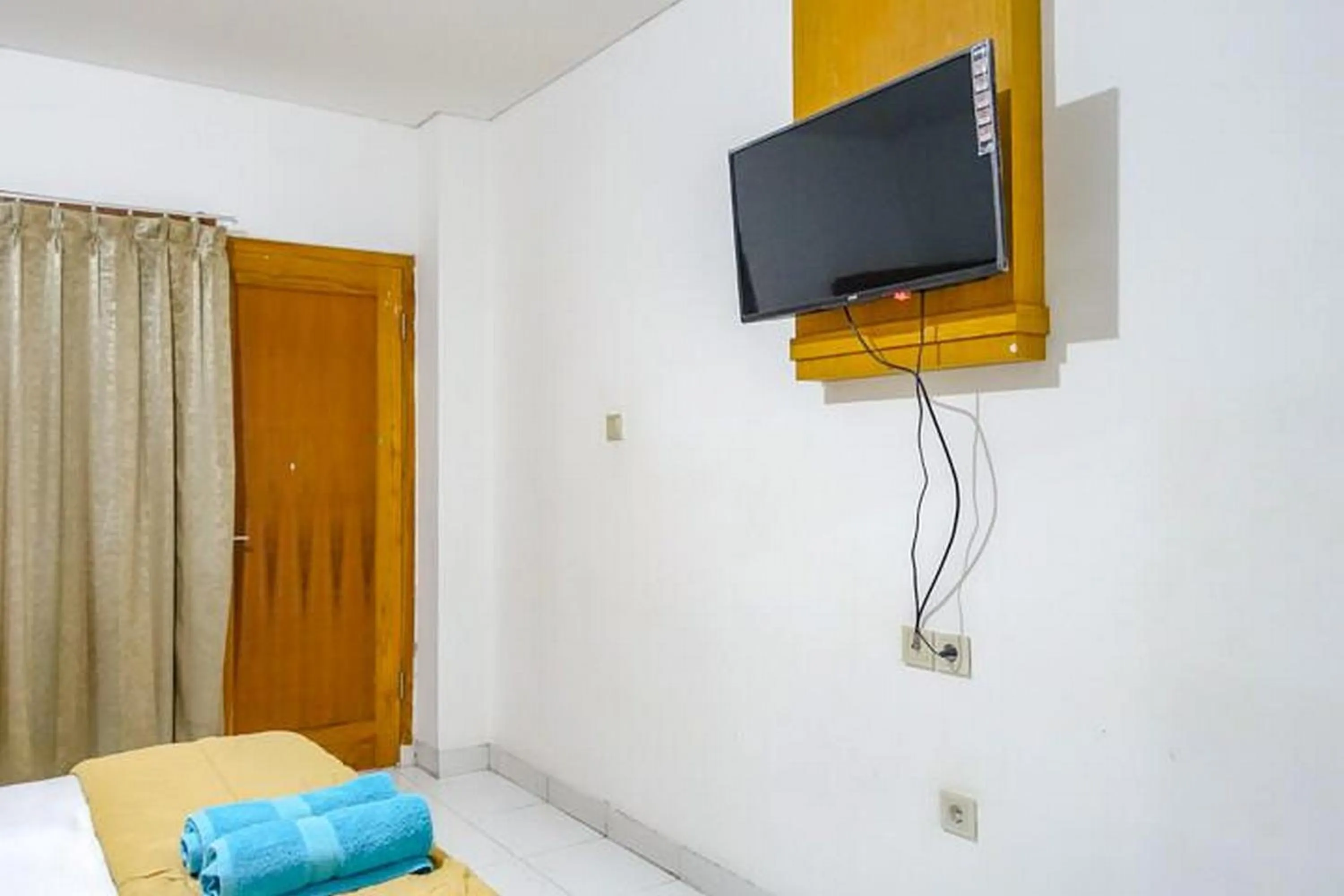 TV and multimedia, Bed in Sofia Residence Syariah Mitra RedDoorz