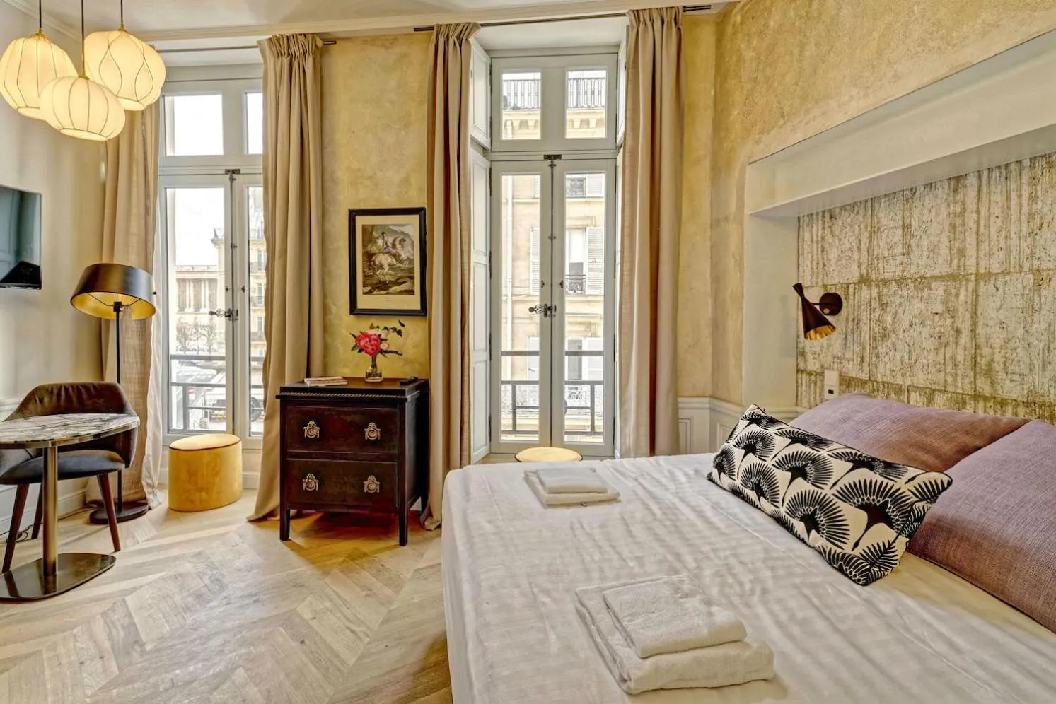 Bed in Apartments Du Louvre St Honoré